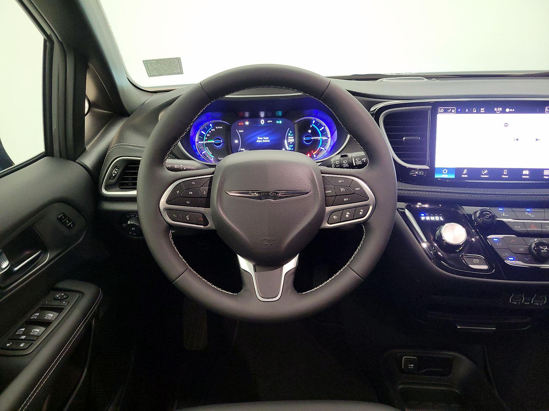 Thumbnail: 2025 Chrysler Pacifica - 10