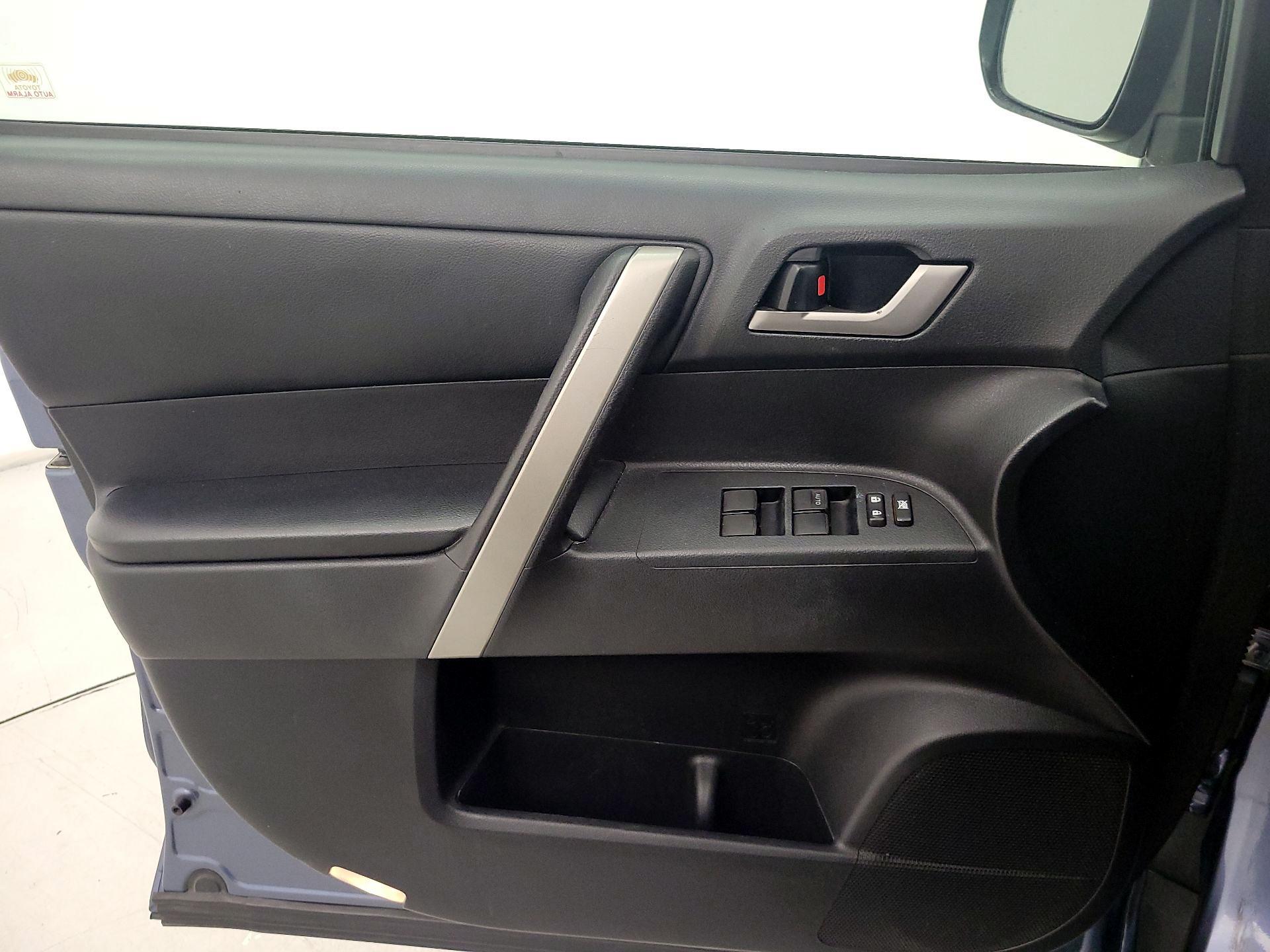 Thumbnail: 2013 Toyota Highlander - 12