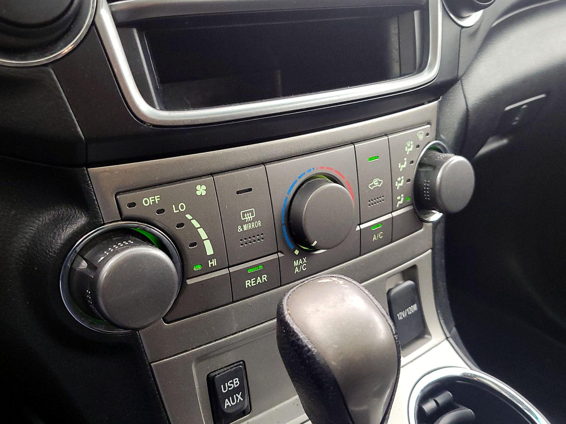 Thumbnail: 2013 Toyota Highlander - 16