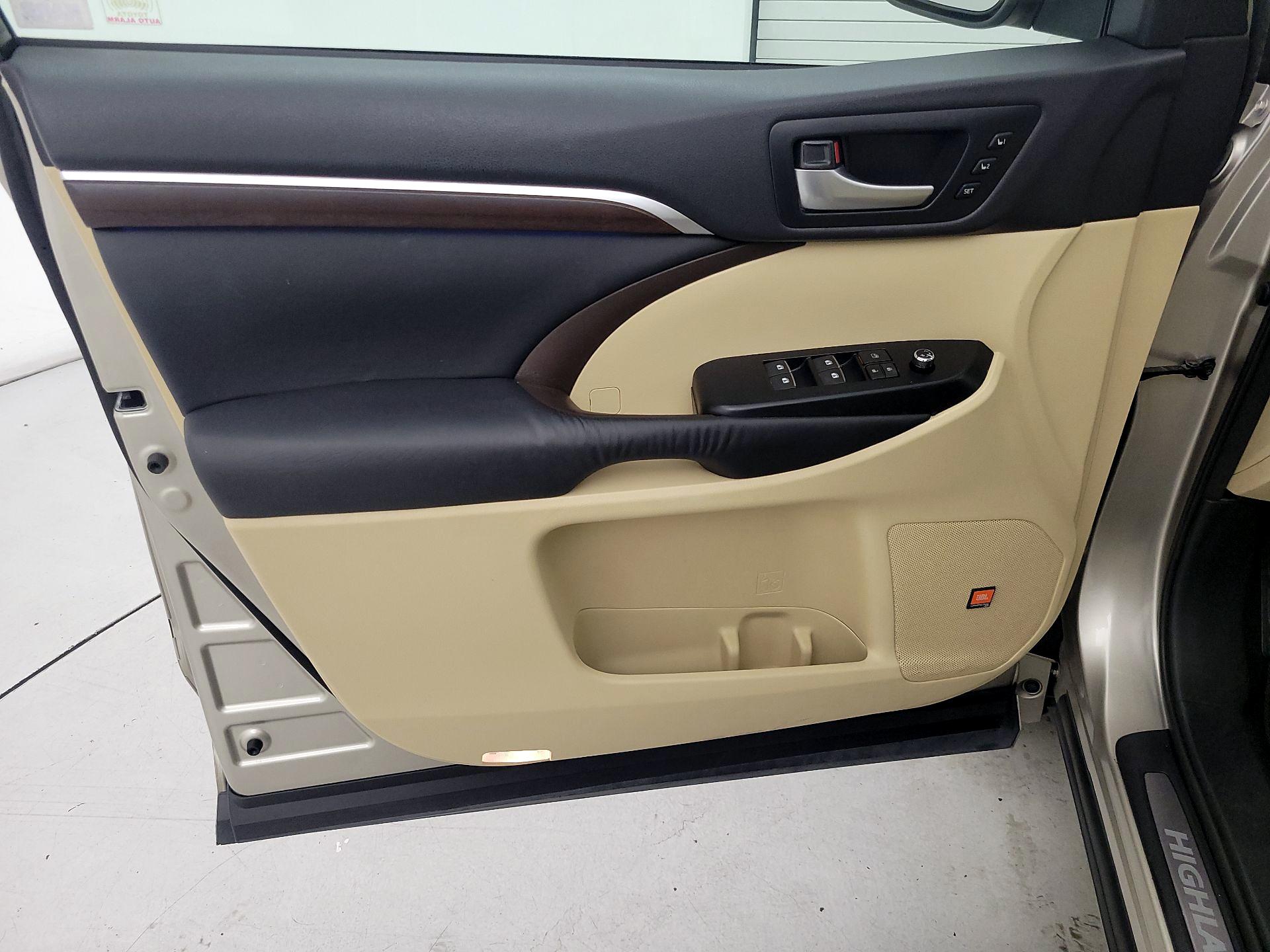 Thumbnail: 2015 Toyota Highlander - 12