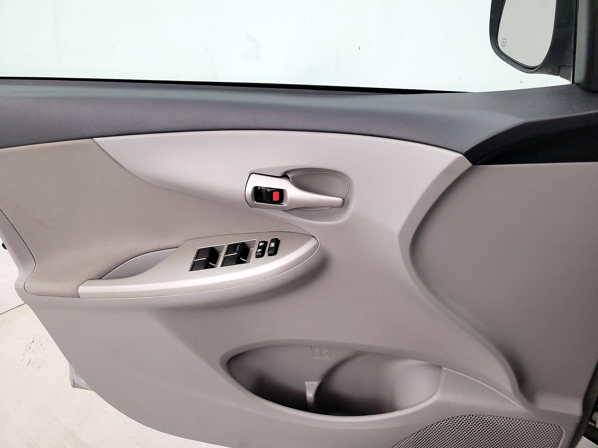 Thumbnail: 2013 Toyota Corolla - 12
