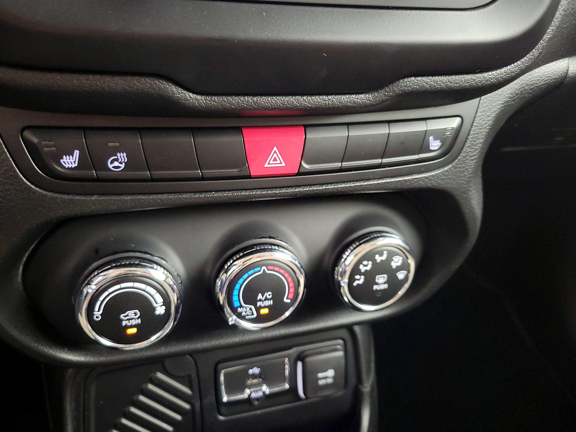 Thumbnail: 2015 Jeep Renegade - 17