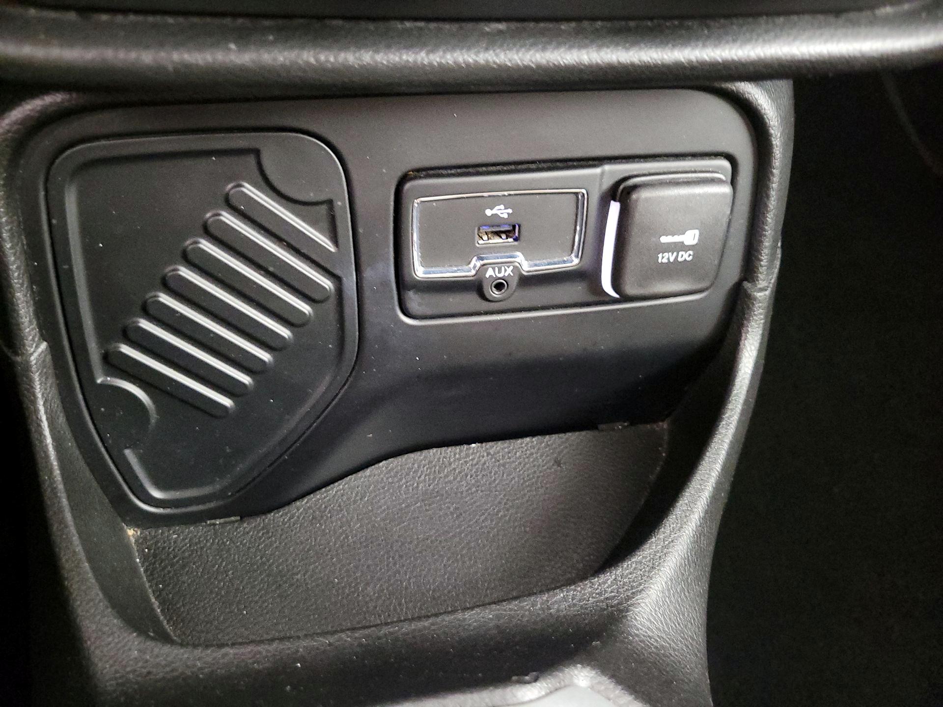 Thumbnail: 2015 Jeep Renegade - 19