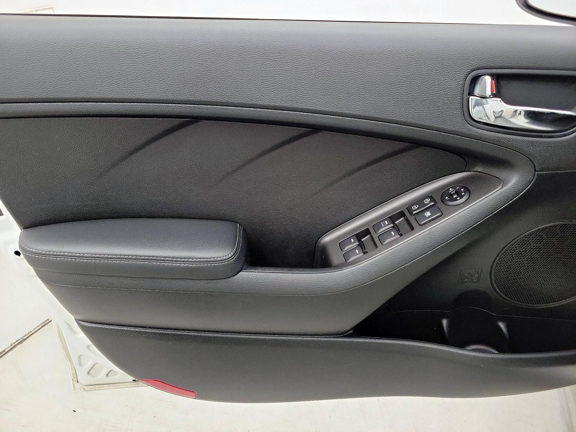 Thumbnail: 2016 Kia Forte - 12