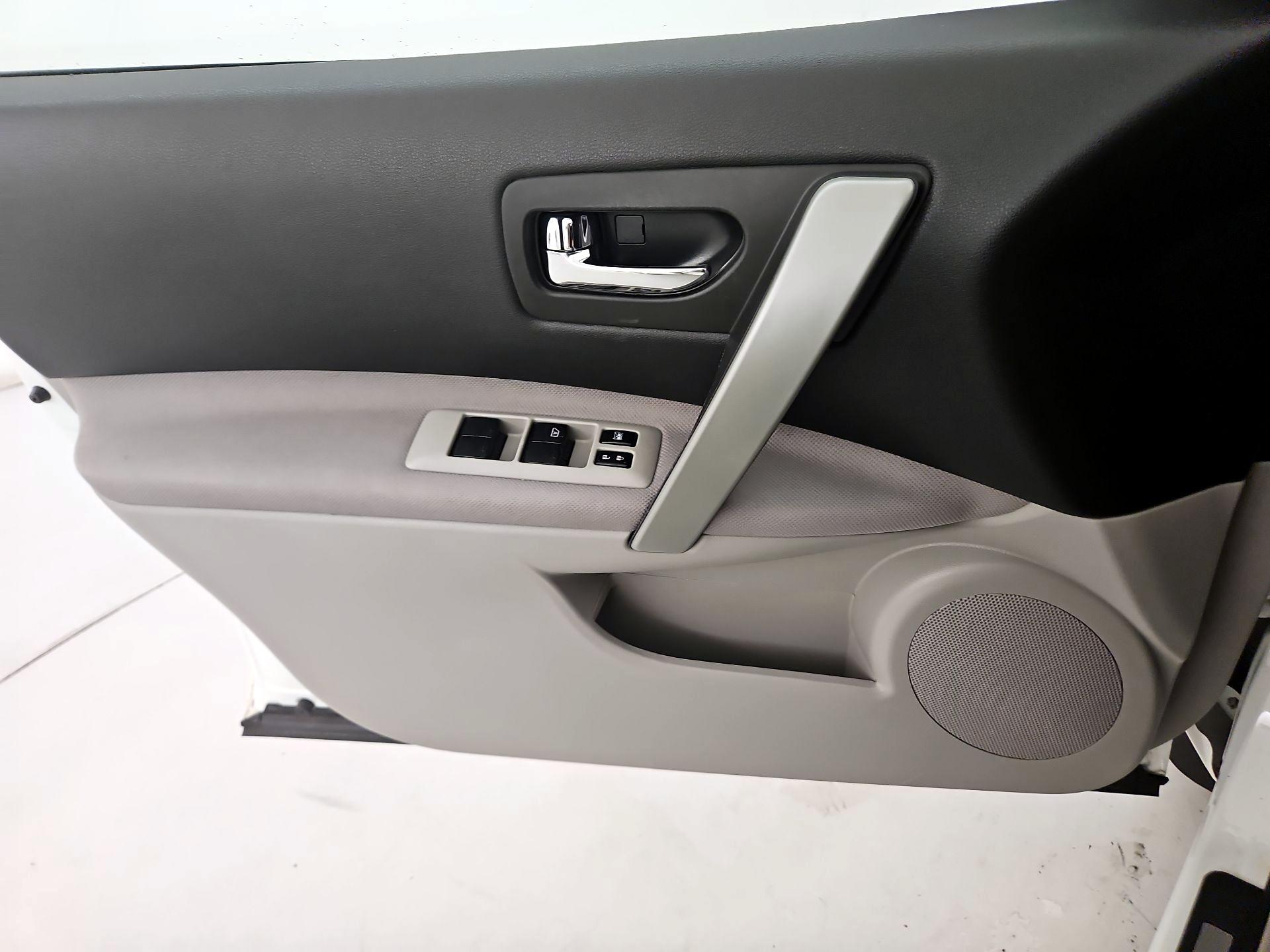 Thumbnail: 2015 Nissan Rogue - 12
