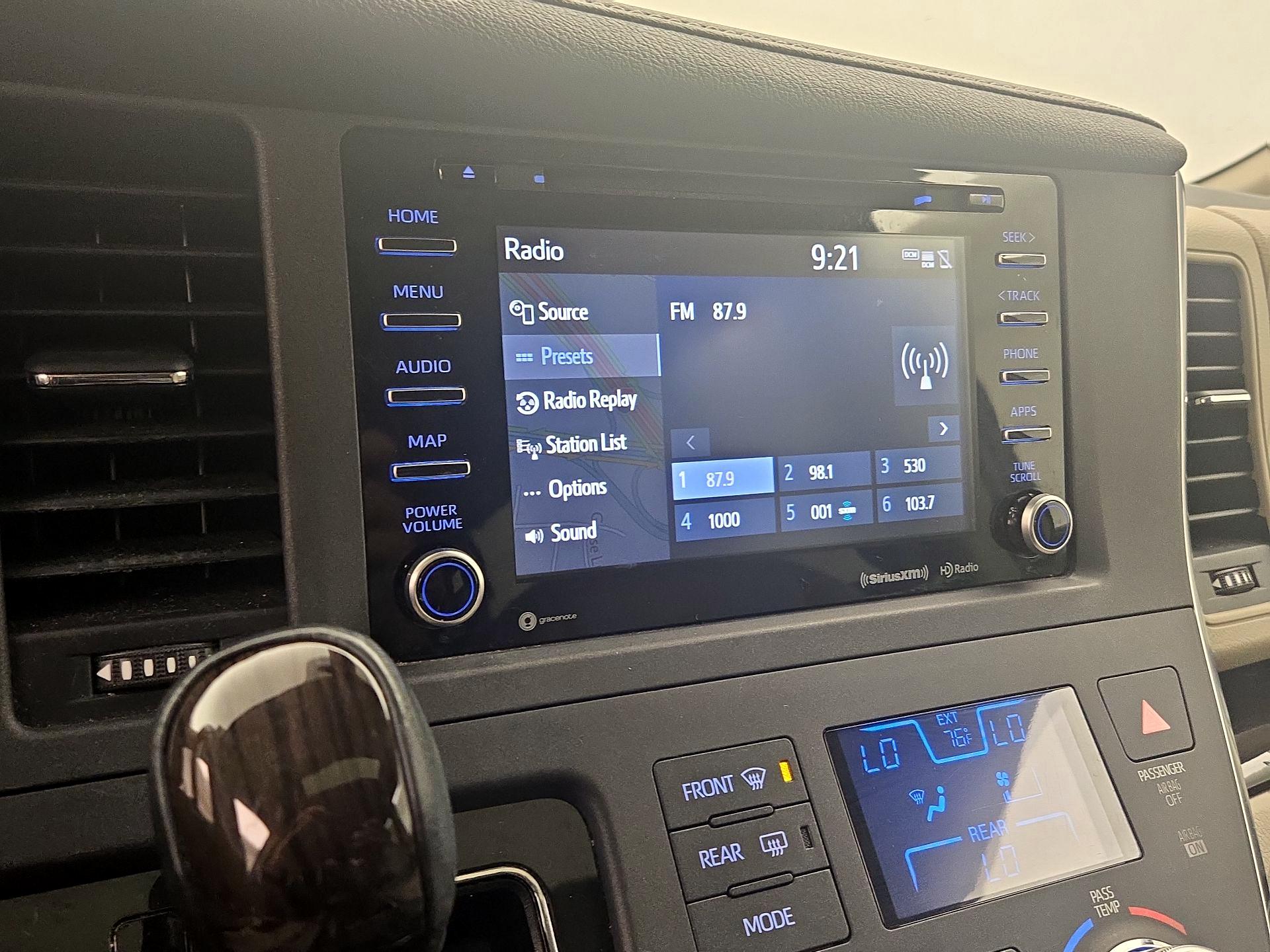 Thumbnail: 2018 Toyota Sienna - 16