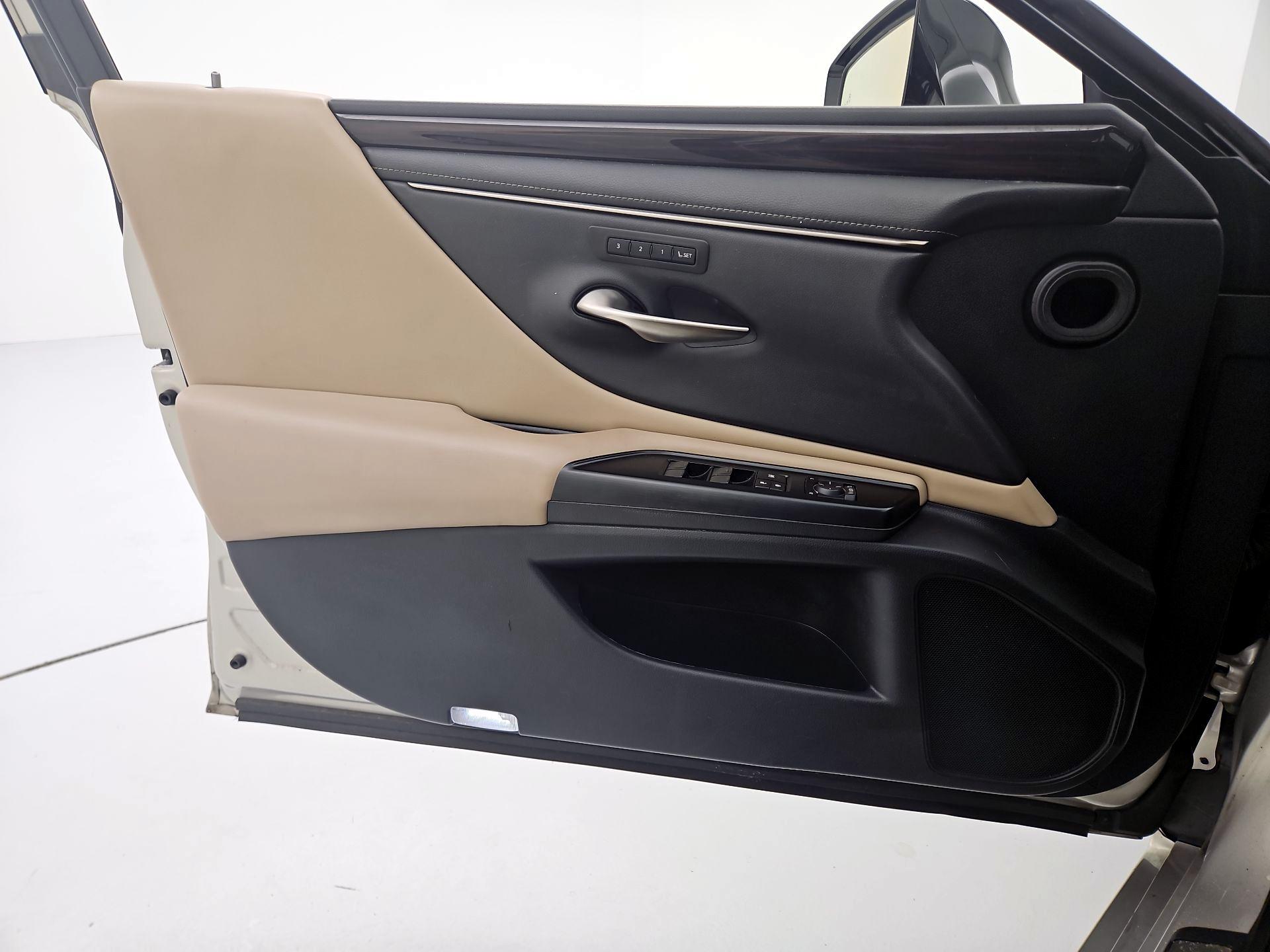 Thumbnail: 2020 Lexus ES - 12