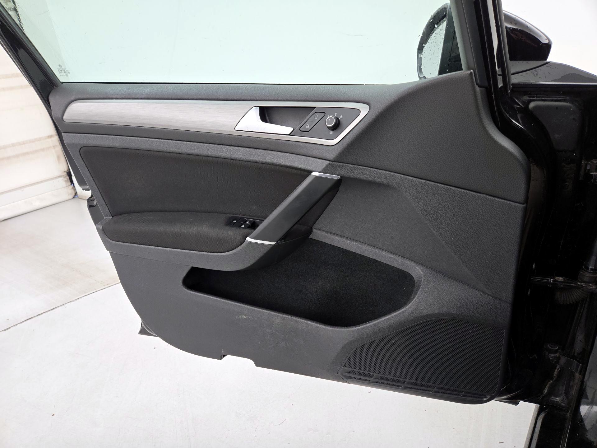 Thumbnail: 2016 Volkswagen Golf - 12