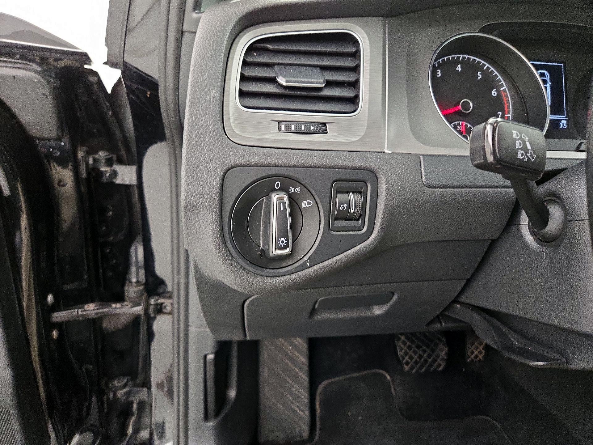 Thumbnail: 2016 Volkswagen Golf - 13