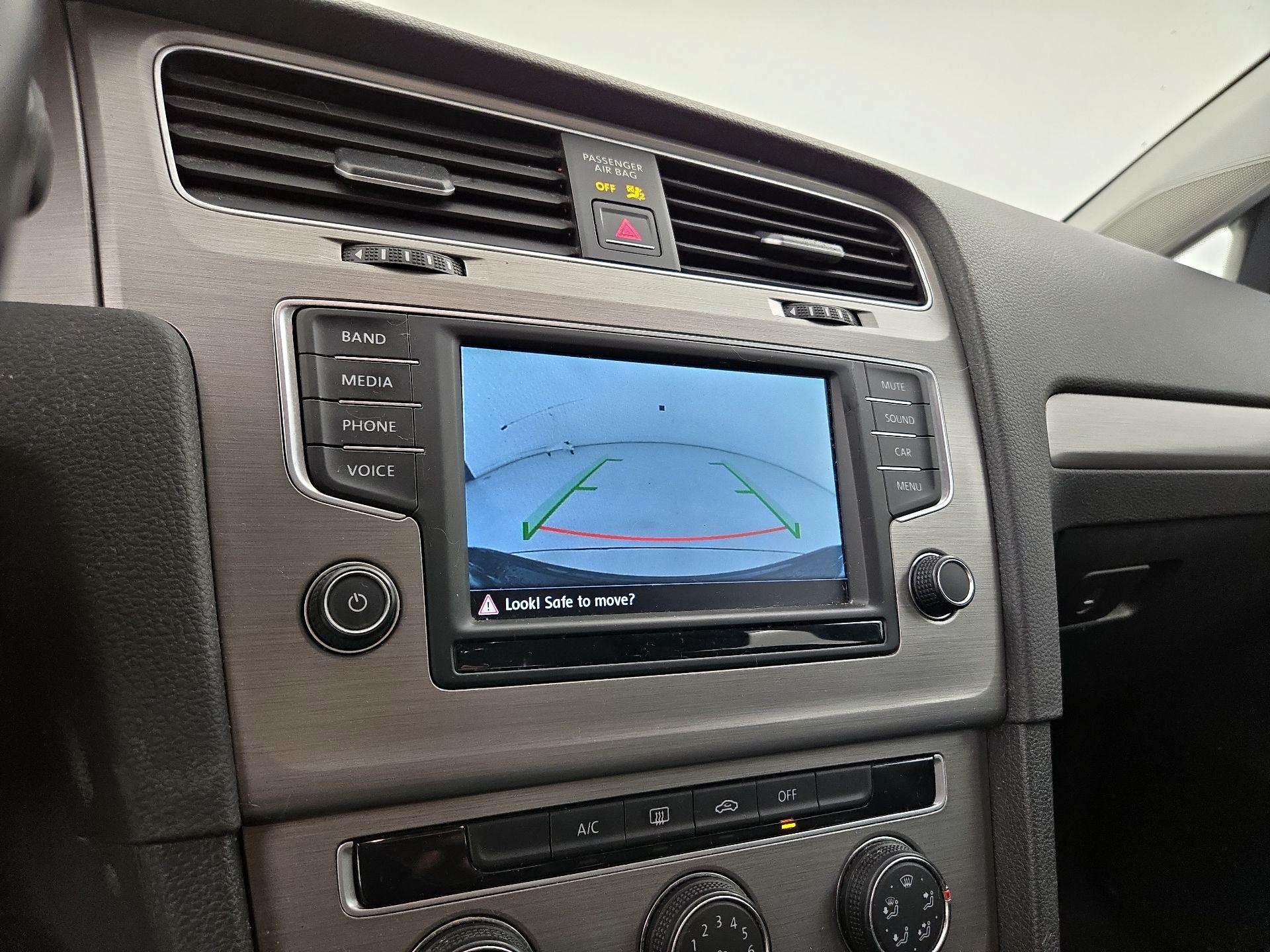 Thumbnail: 2016 Volkswagen Golf - 14