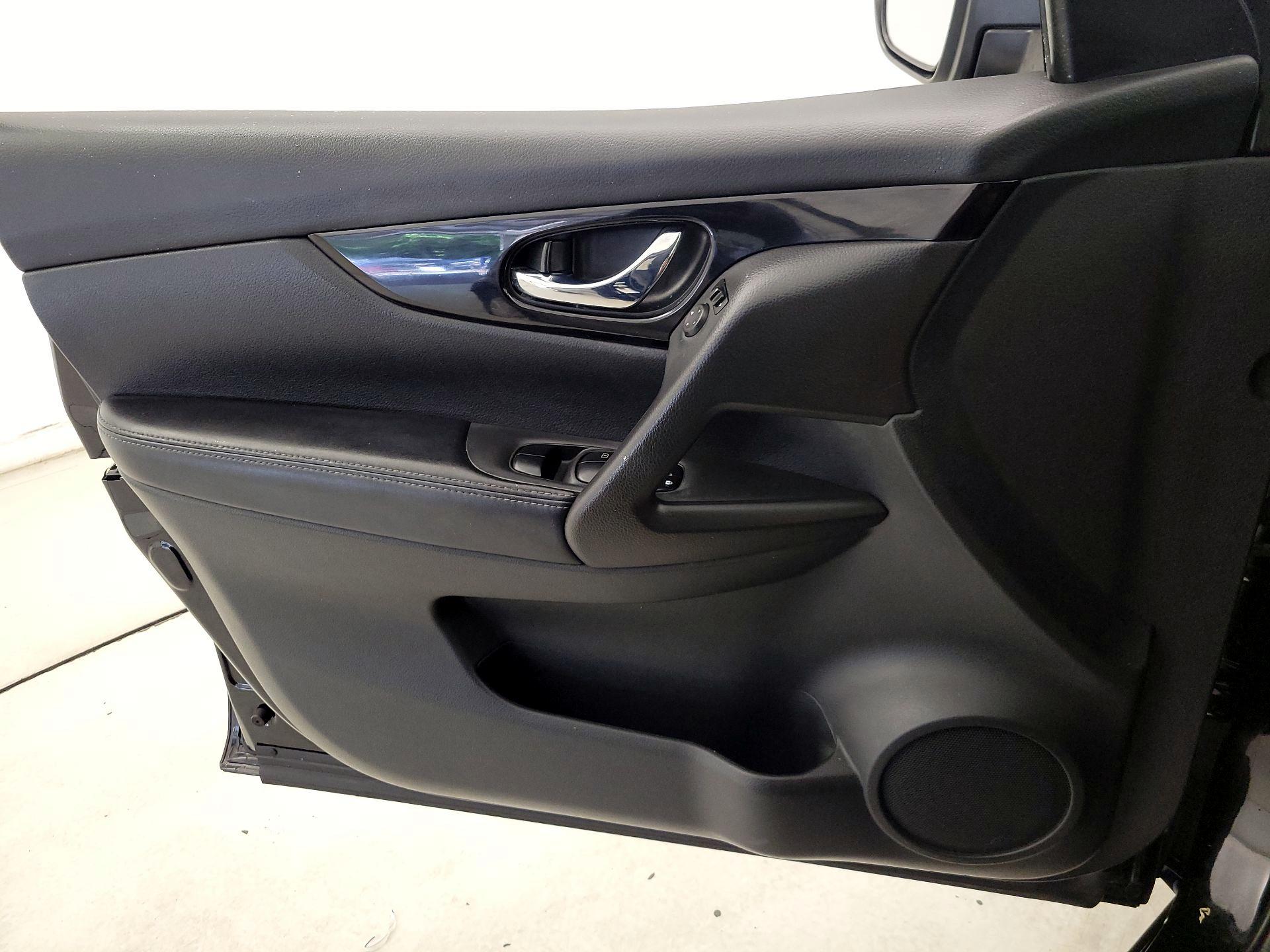 Thumbnail: 2019 Nissan Rogue Sport - 12