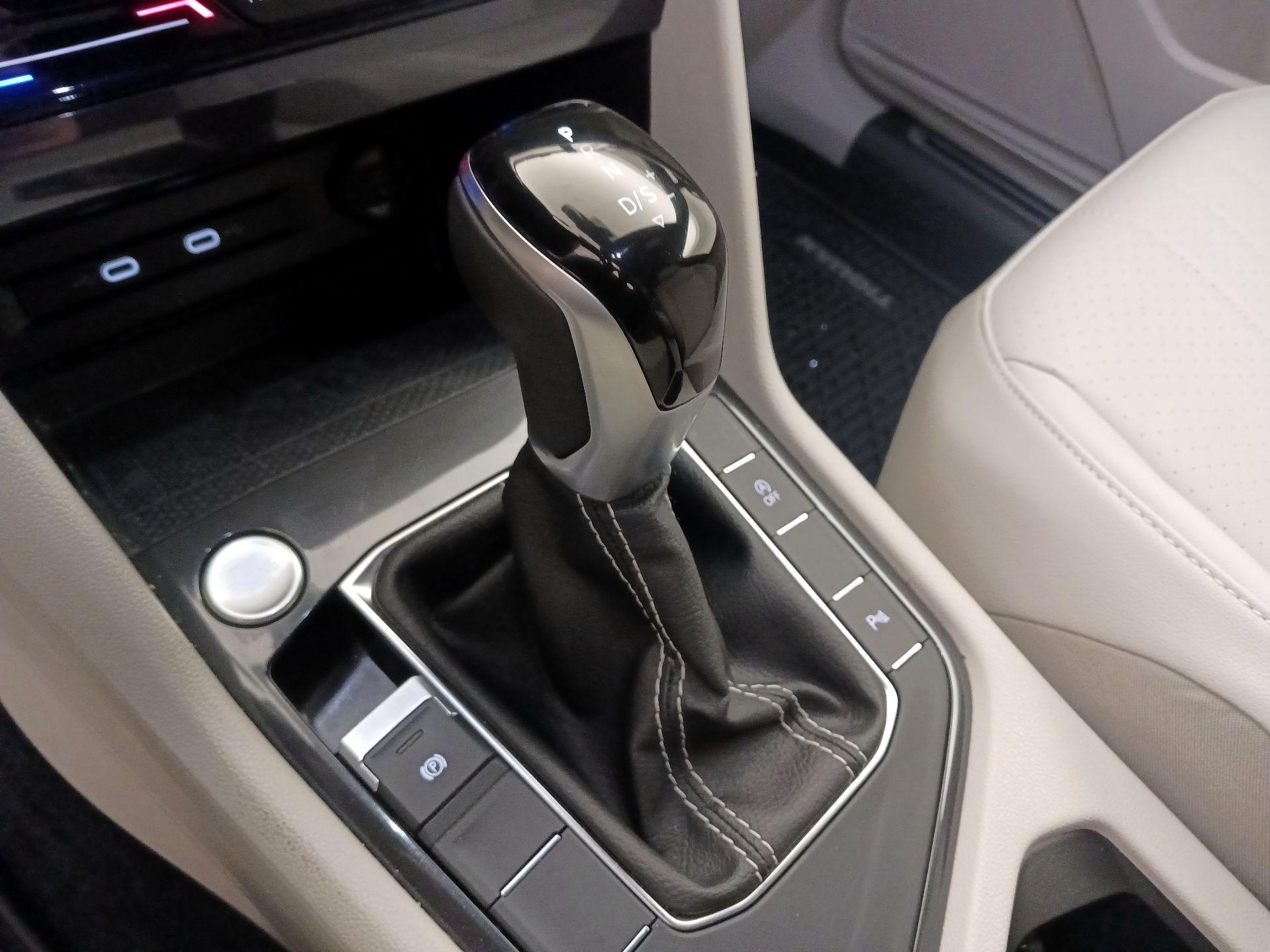 Thumbnail: 2022 Volkswagen Tiguan - 17