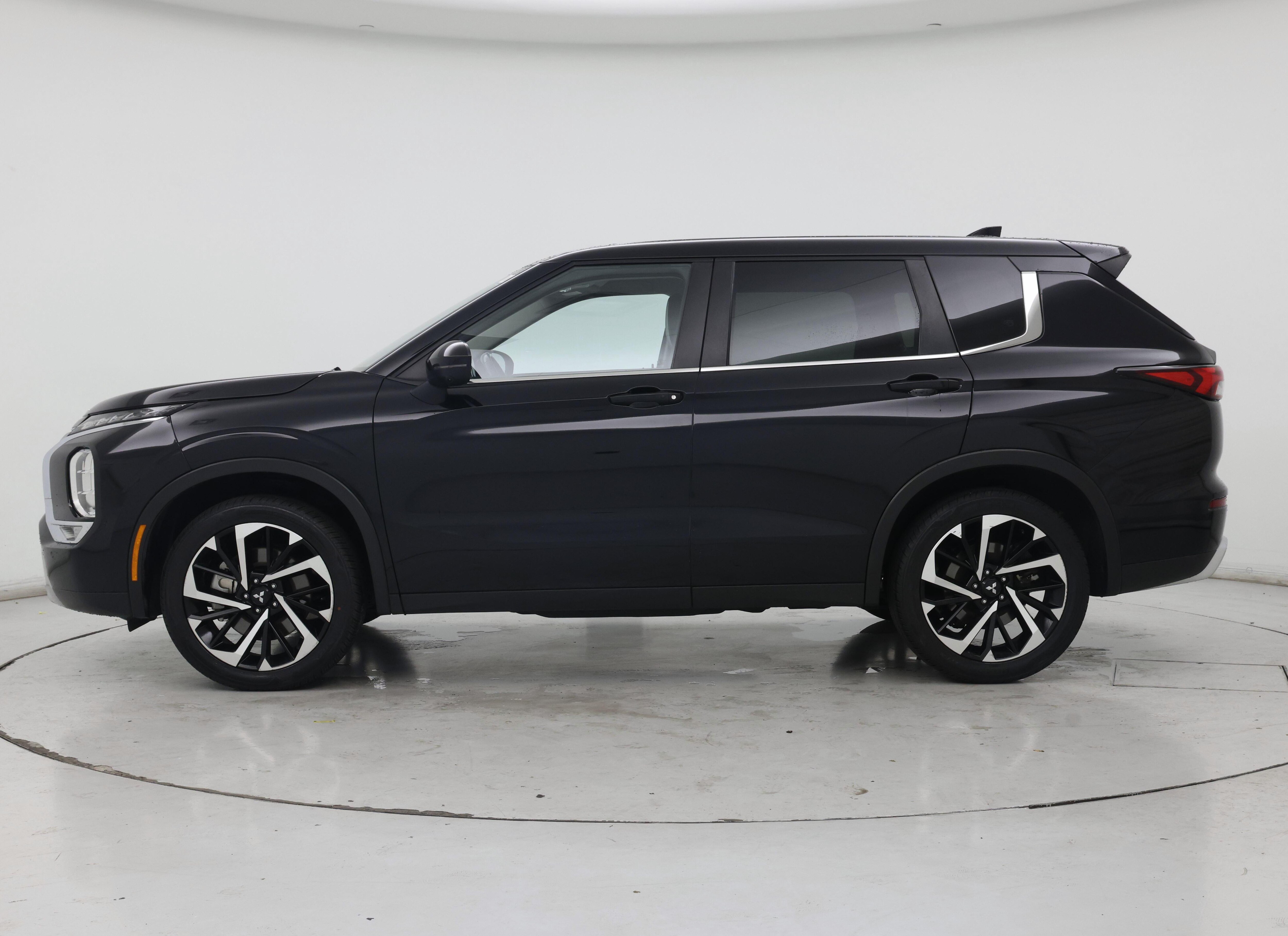 Thumbnail: 2022 Mitsubishi Outlander - 3