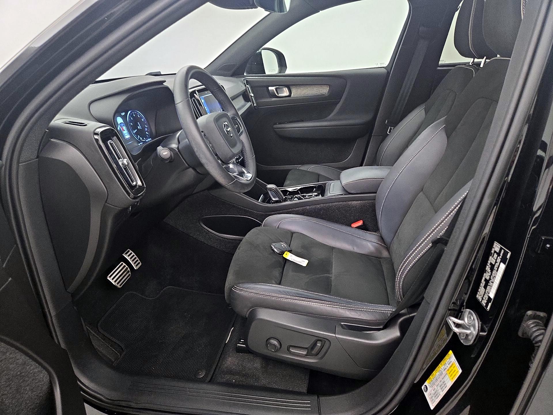 Thumbnail: 2022 Volvo XC40 - 11