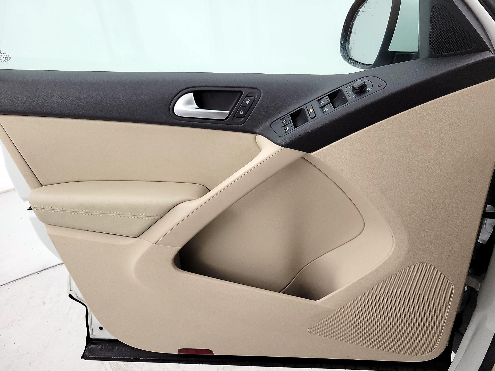 Thumbnail: 2017 Volkswagen Tiguan - 12