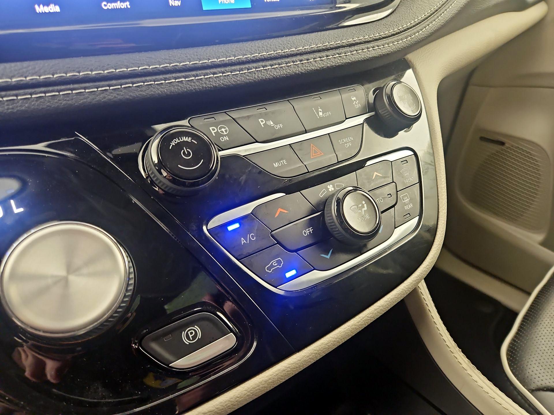 Thumbnail: 2022 Chrysler Pacifica - 17