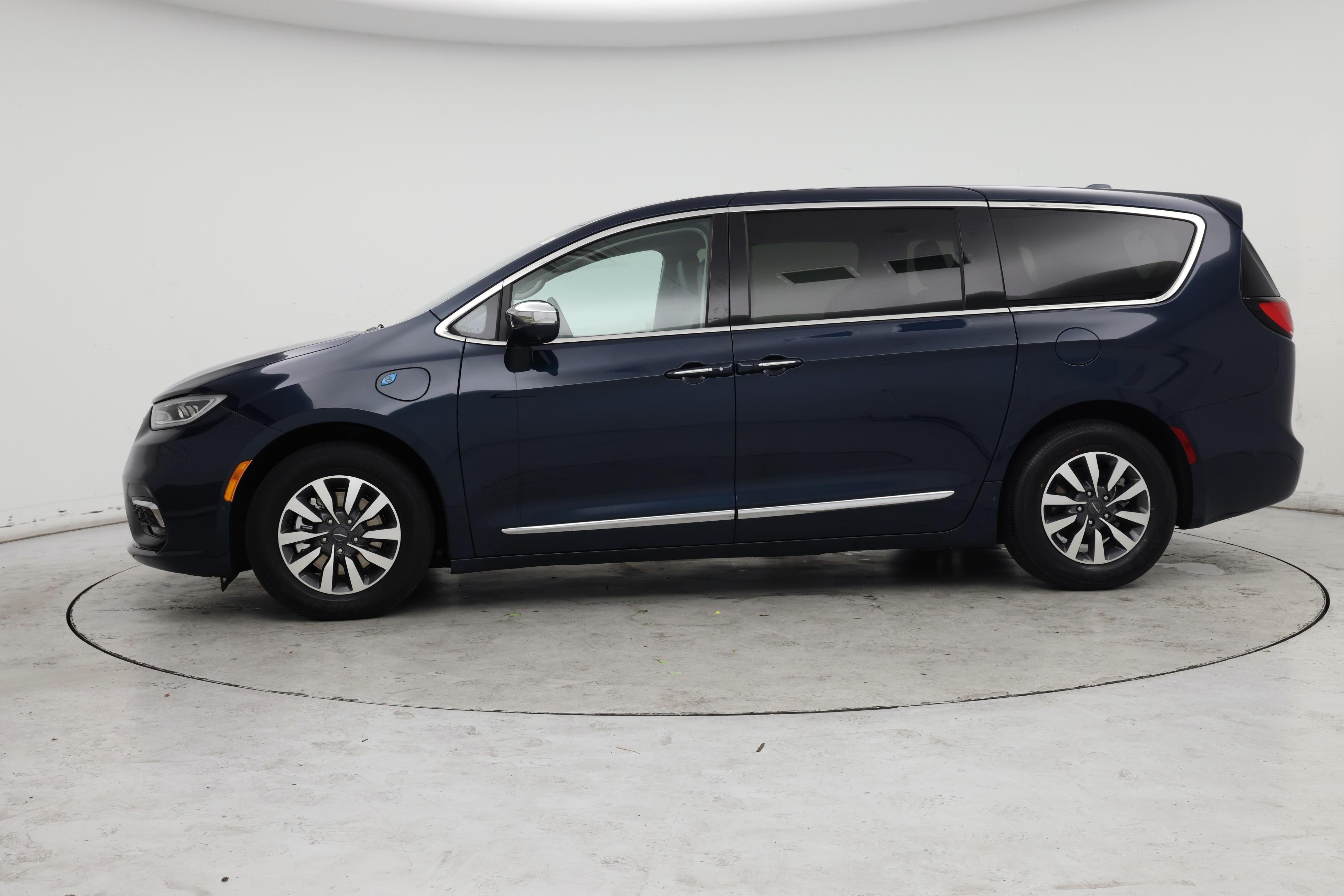 Thumbnail: 2022 Chrysler Pacifica - 3