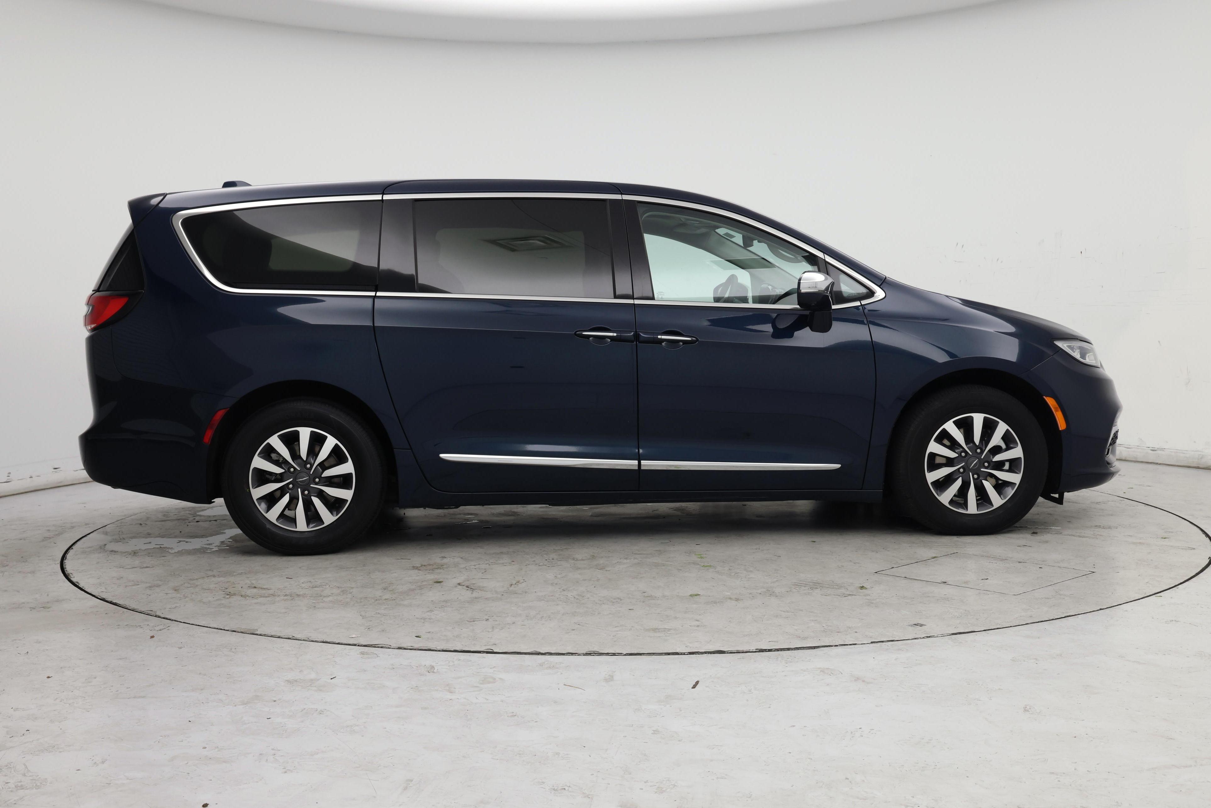 Thumbnail: 2022 Chrysler Pacifica - 7