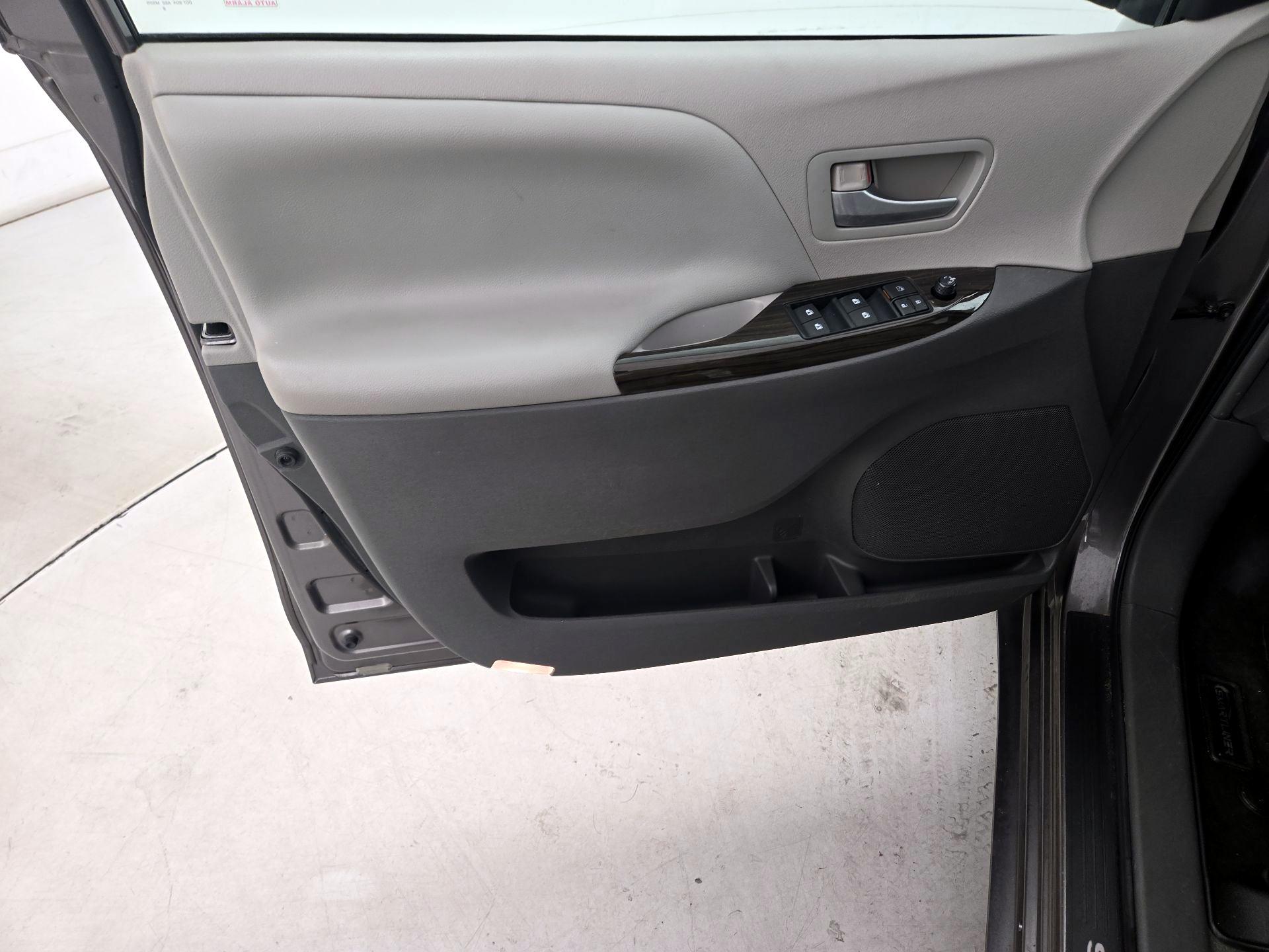 Thumbnail: 2015 Toyota Sienna - 12