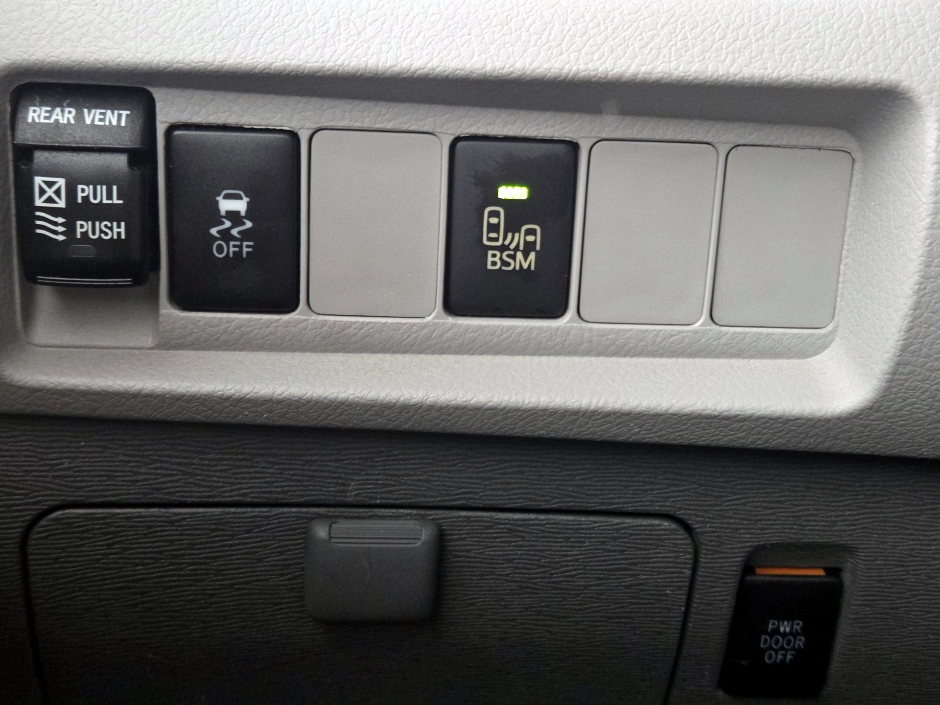 Thumbnail: 2015 Toyota Sienna - 13