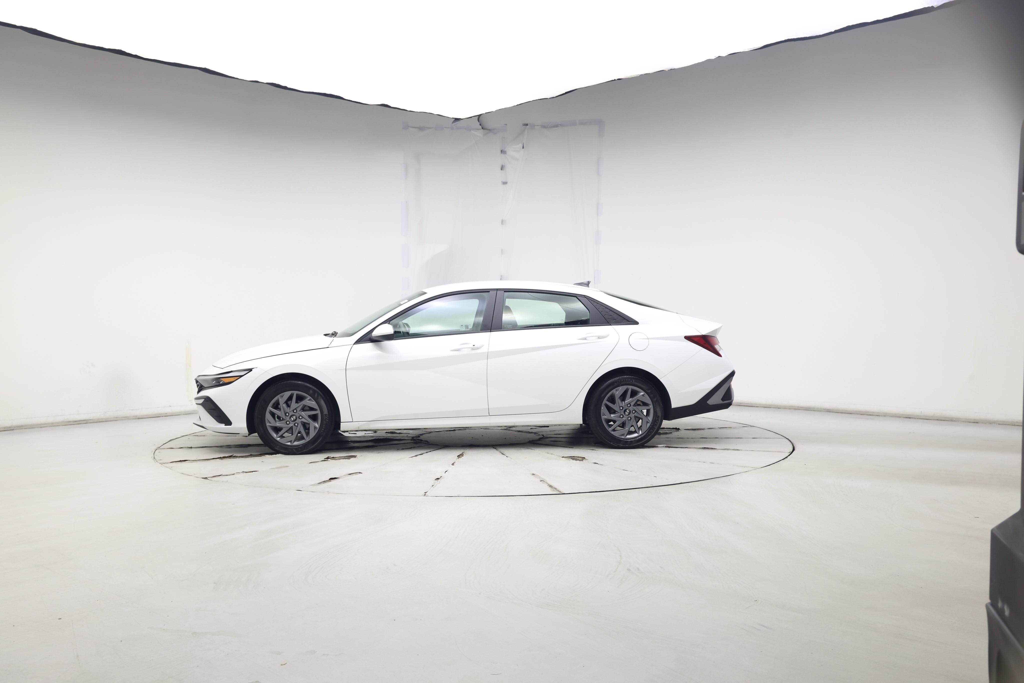 Thumbnail: 2024 Hyundai Elantra - 3