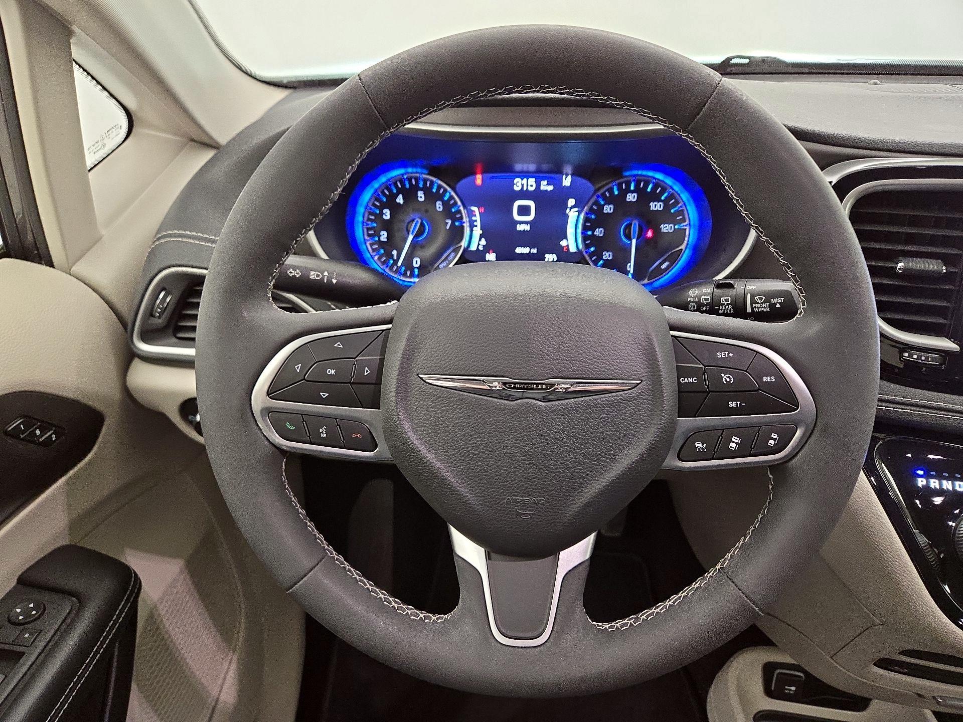 Thumbnail: 2022 Chrysler Pacifica - 10