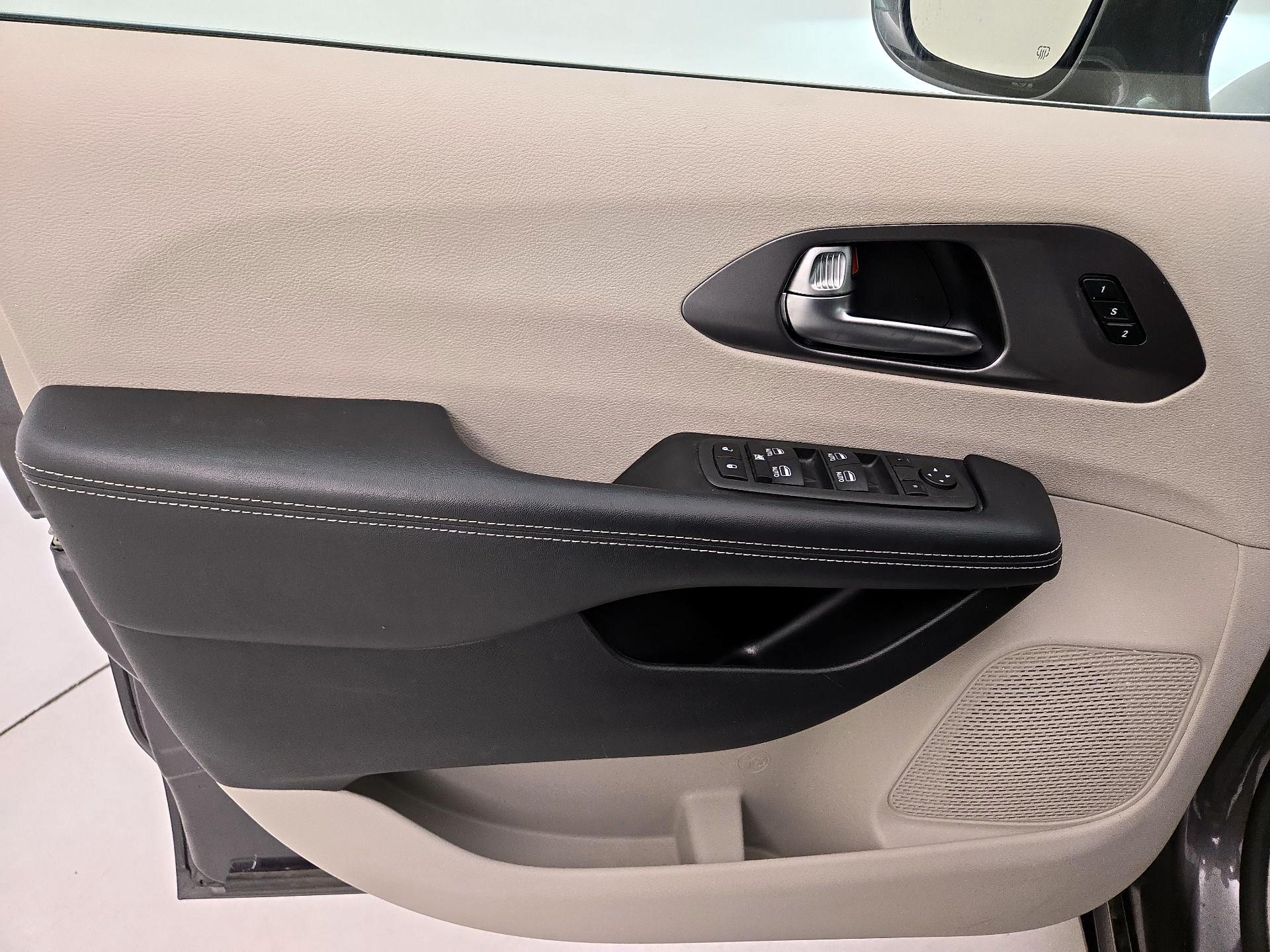 Thumbnail: 2022 Chrysler Pacifica - 12