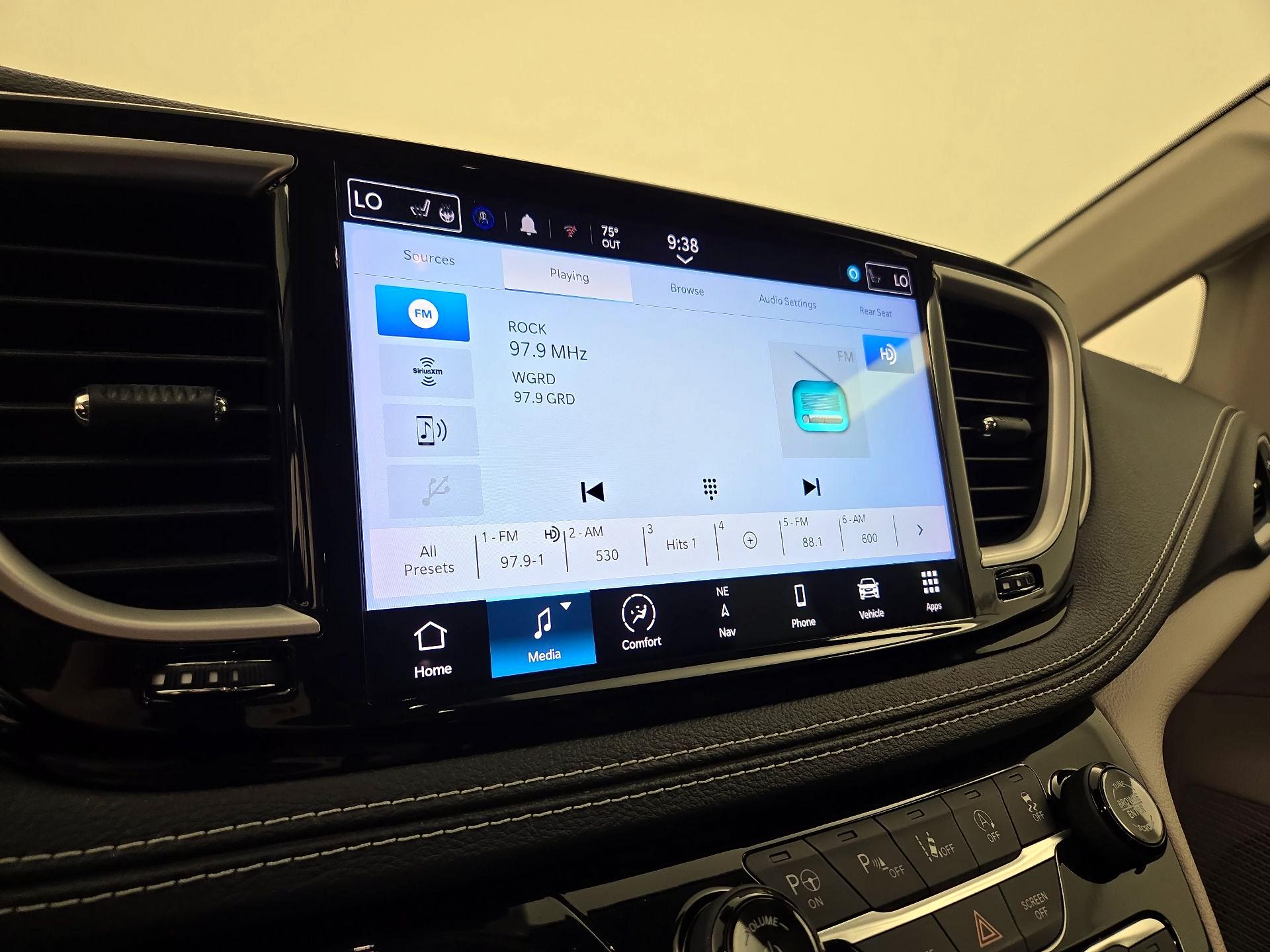 Thumbnail: 2022 Chrysler Pacifica - 16