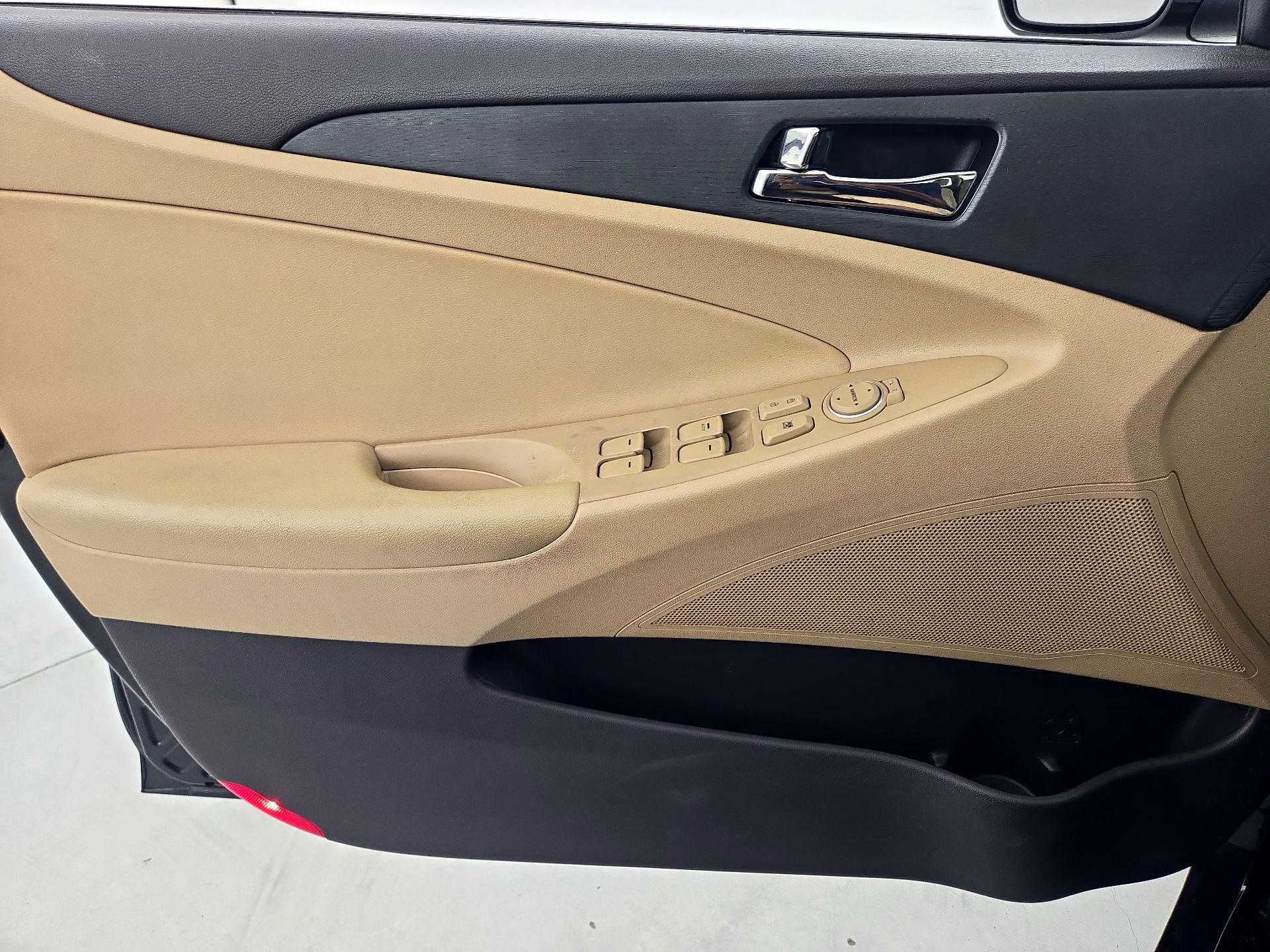 Thumbnail: 2013 Hyundai Sonata - 12