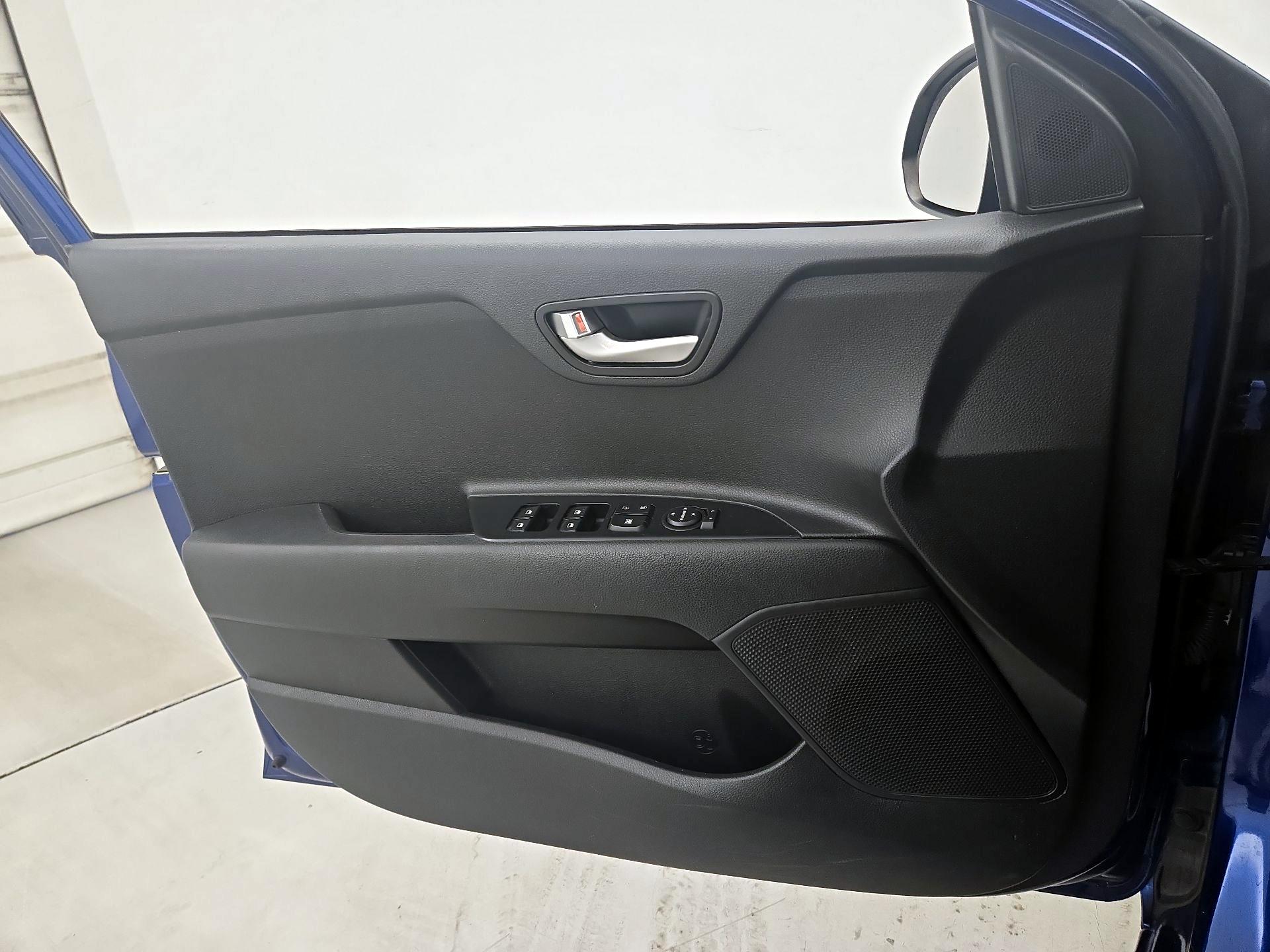 Thumbnail: 2019 Kia Rio - 12