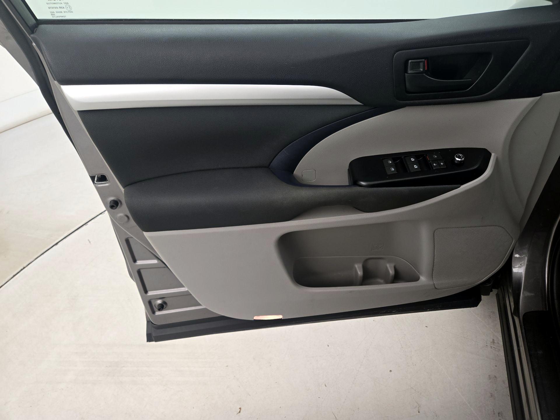 Thumbnail: 2016 Toyota Highlander - 12