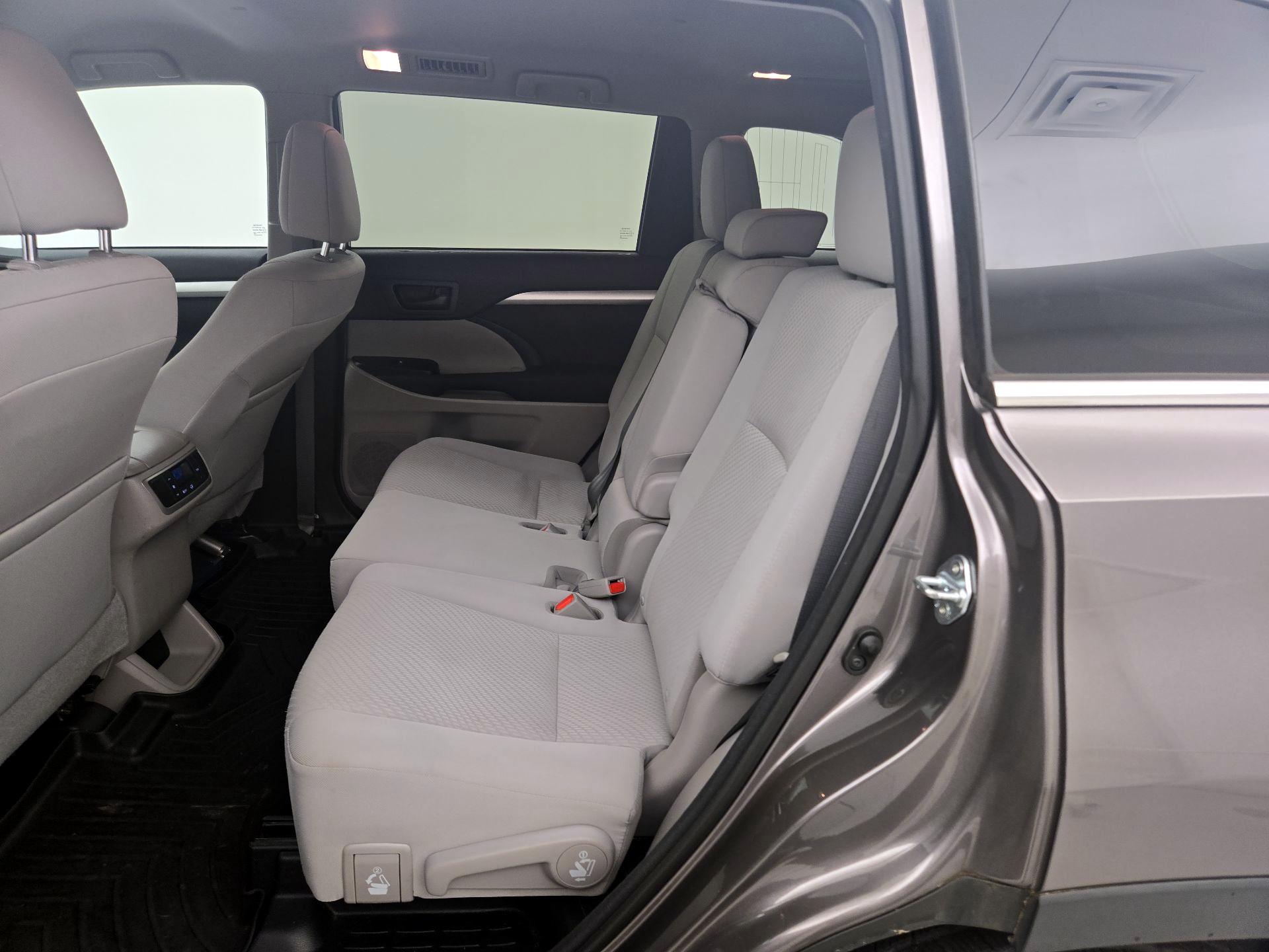 Thumbnail: 2016 Toyota Highlander - 19