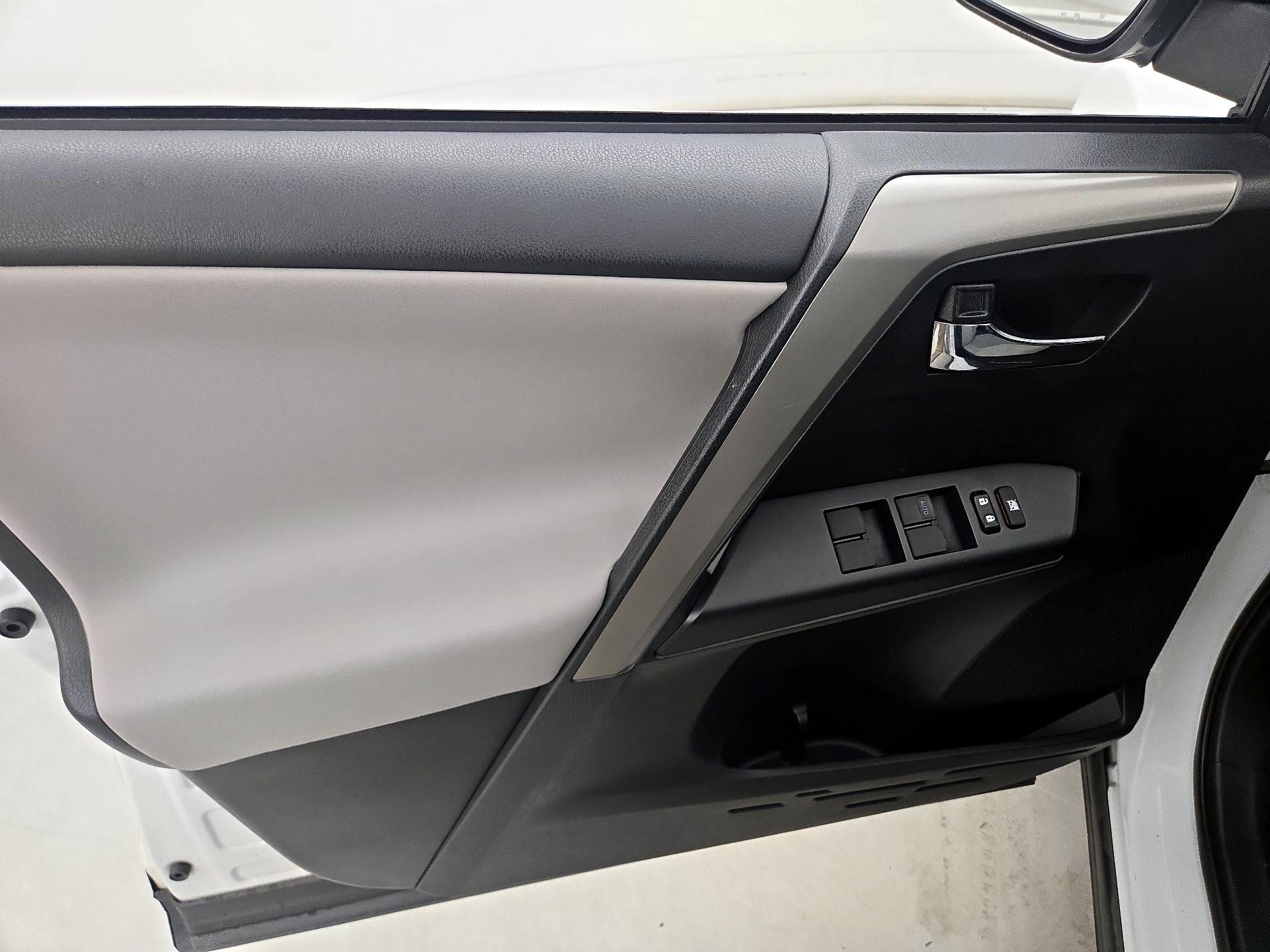 Thumbnail: 2018 Toyota RAV4 - 12
