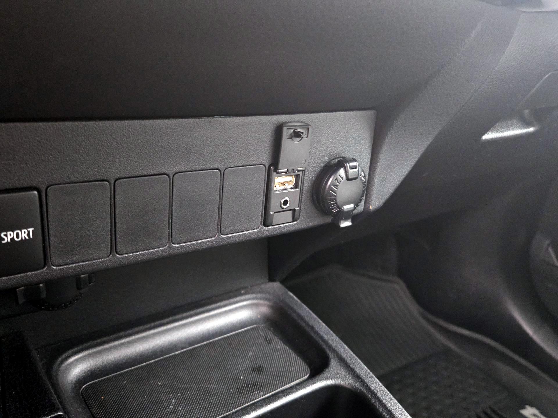 Thumbnail: 2018 Toyota RAV4 - 18