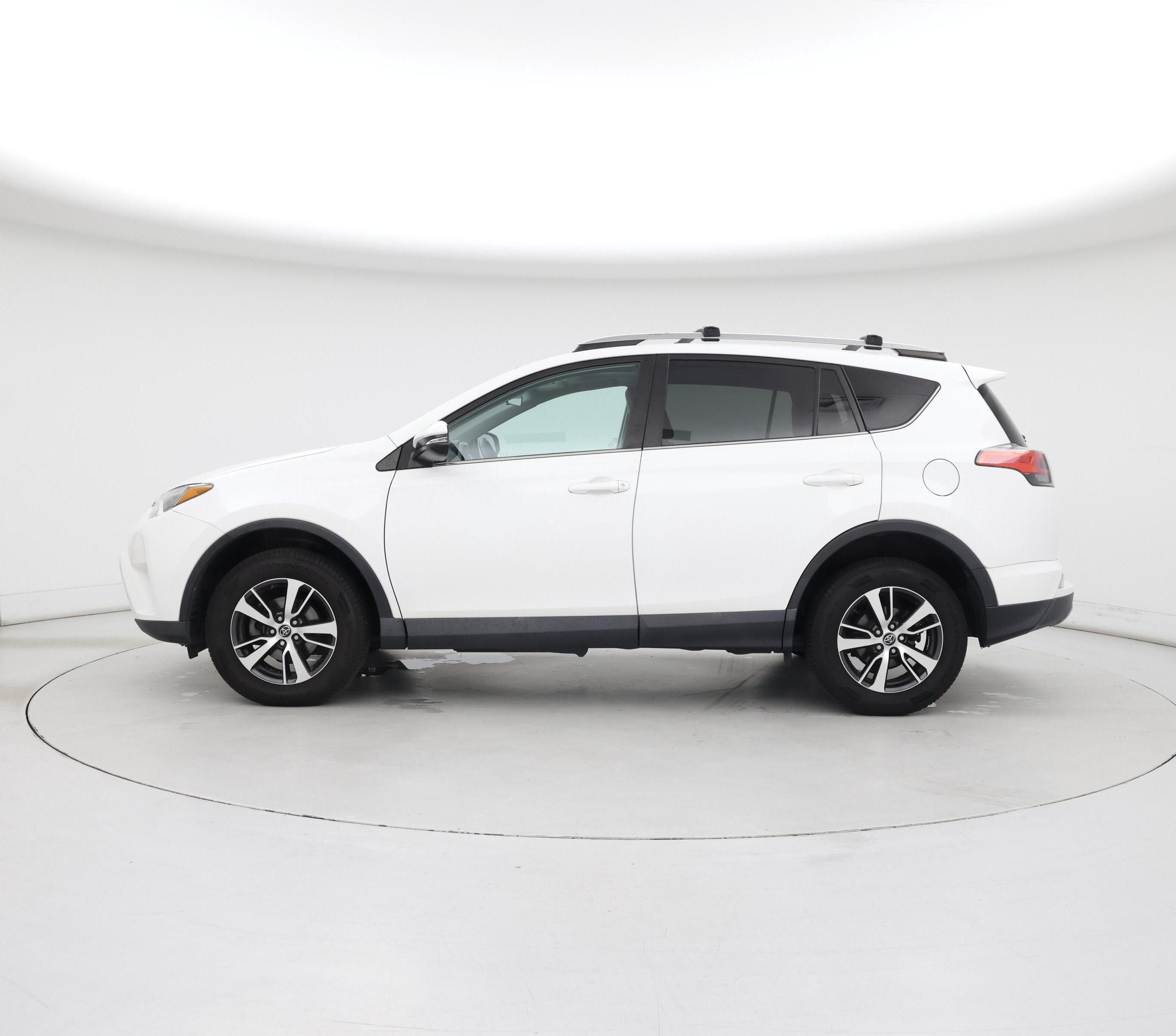 Thumbnail: 2018 Toyota RAV4 - 3