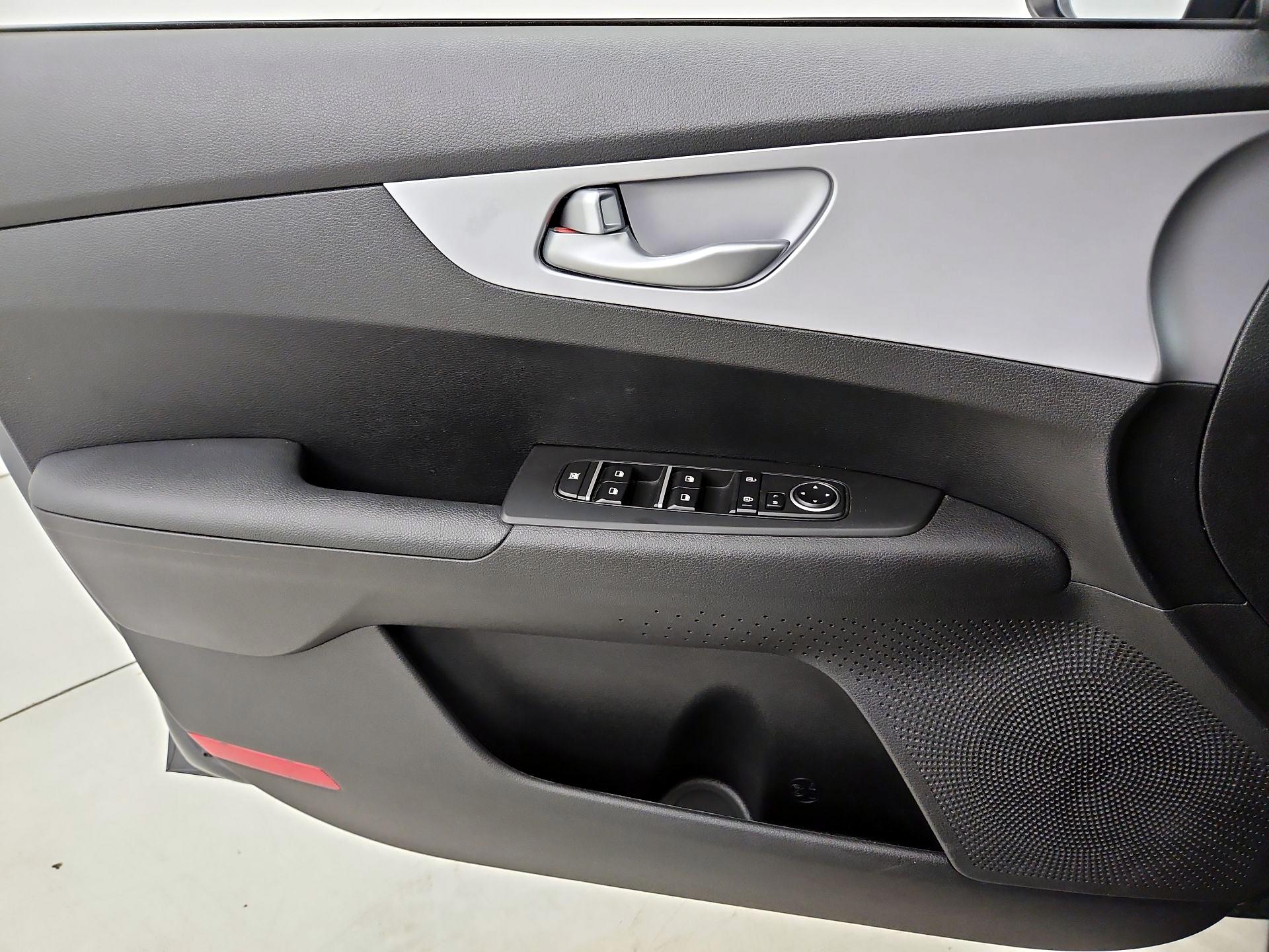 Thumbnail: 2022 Kia Forte - 12