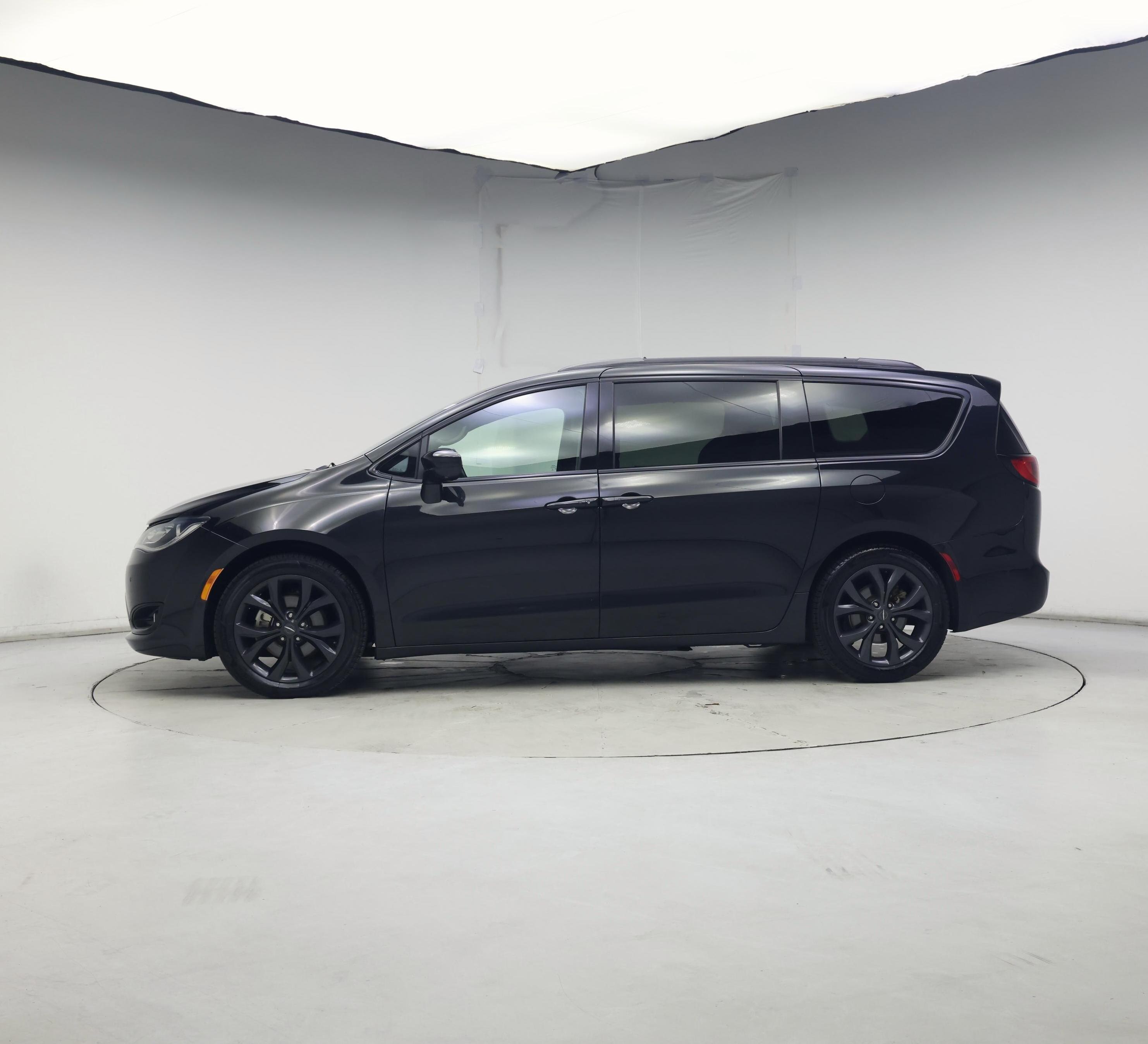 Thumbnail: 2019 Chrysler Pacifica - 3