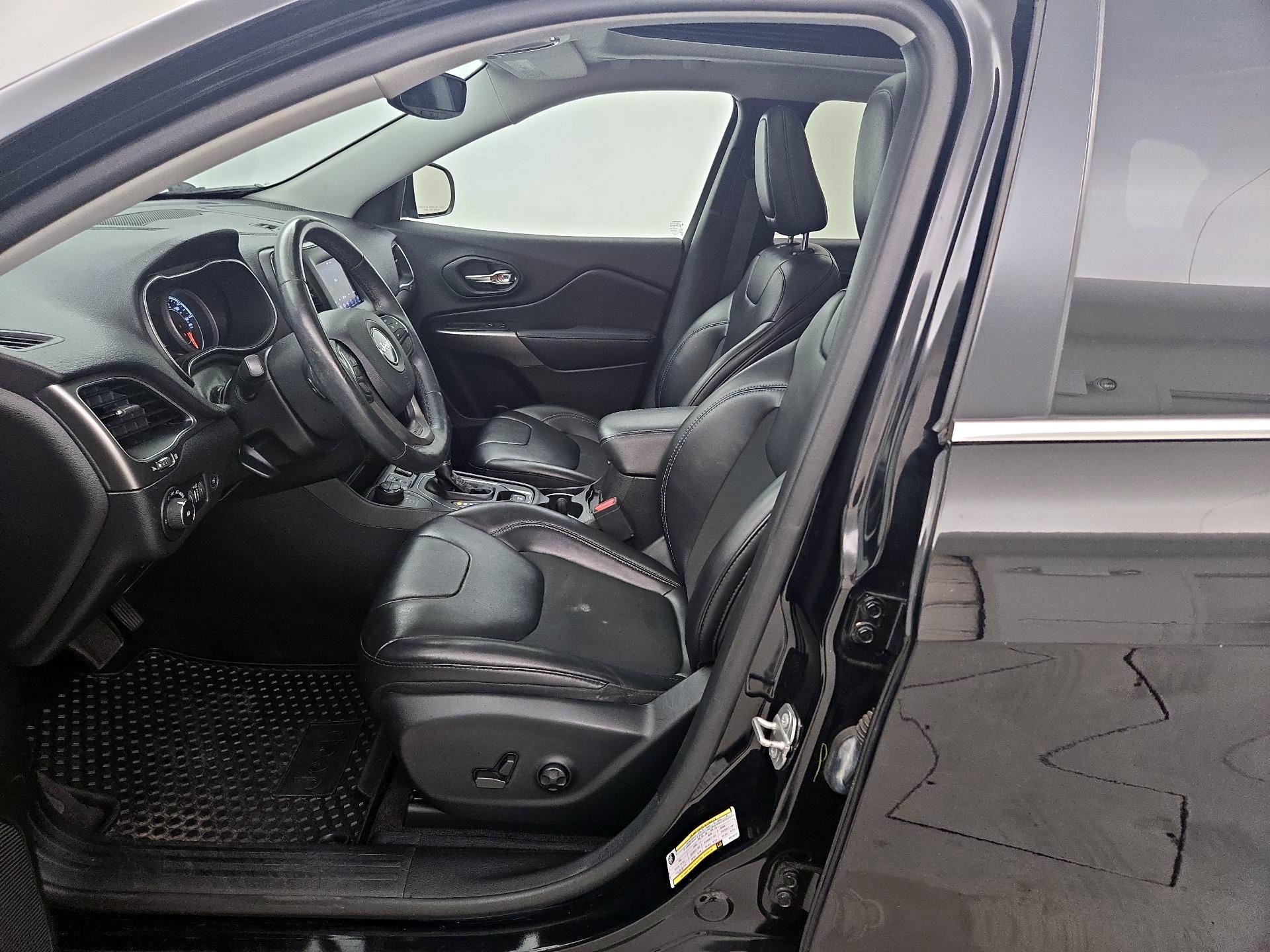 Thumbnail: 2019 Jeep Cherokee - 11