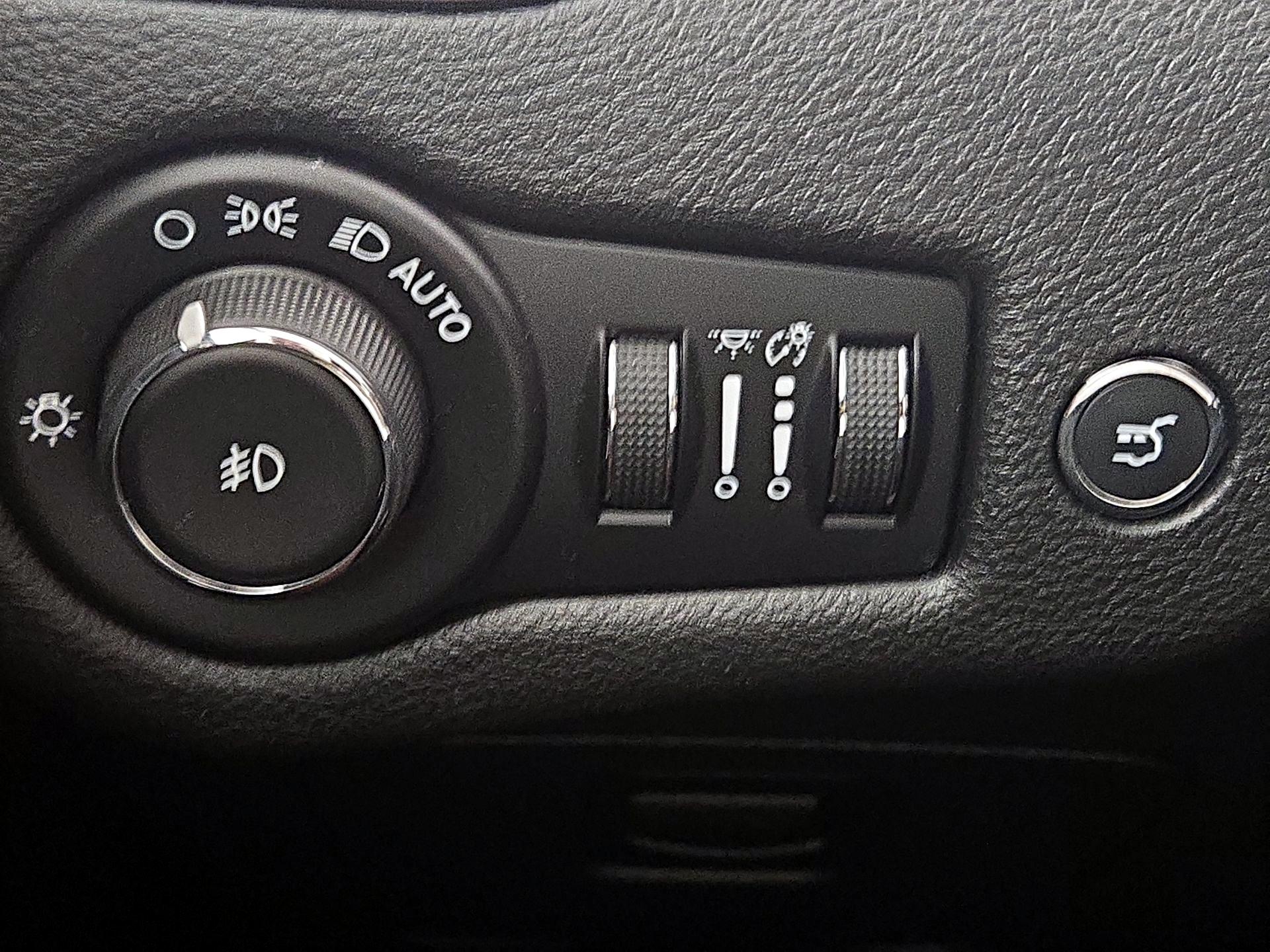 Thumbnail: 2019 Jeep Cherokee - 13