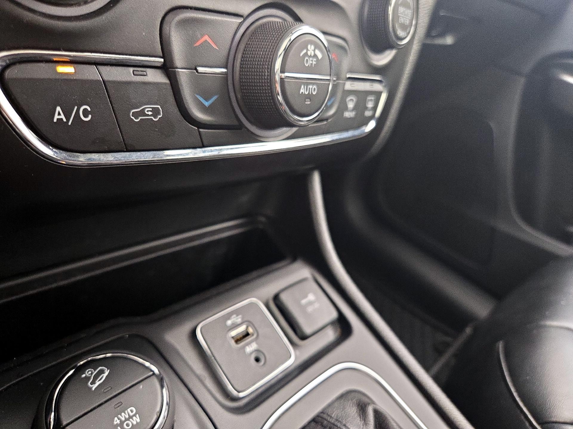 Thumbnail: 2019 Jeep Cherokee - 16