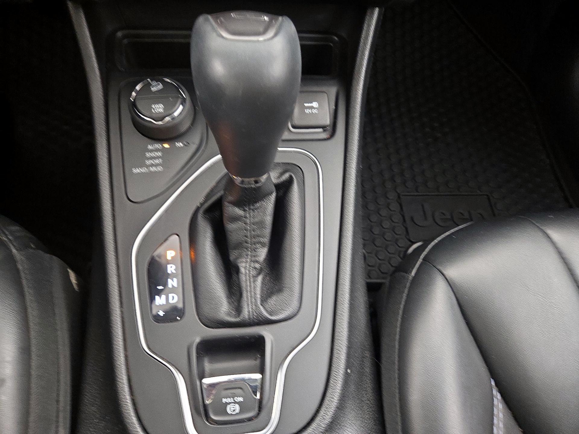 Thumbnail: 2019 Jeep Cherokee - 17