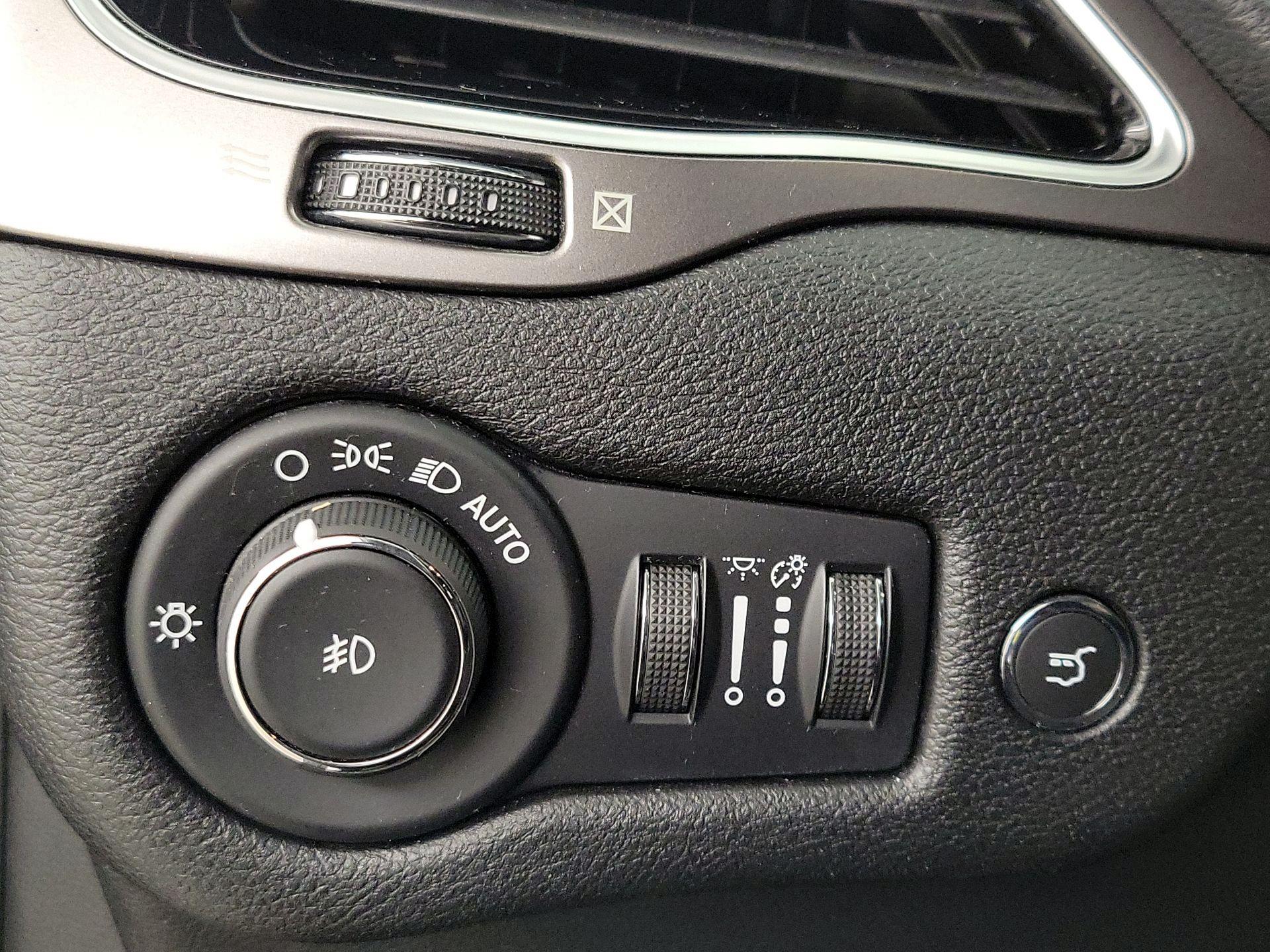 Thumbnail: 2019 Jeep Cherokee - 13