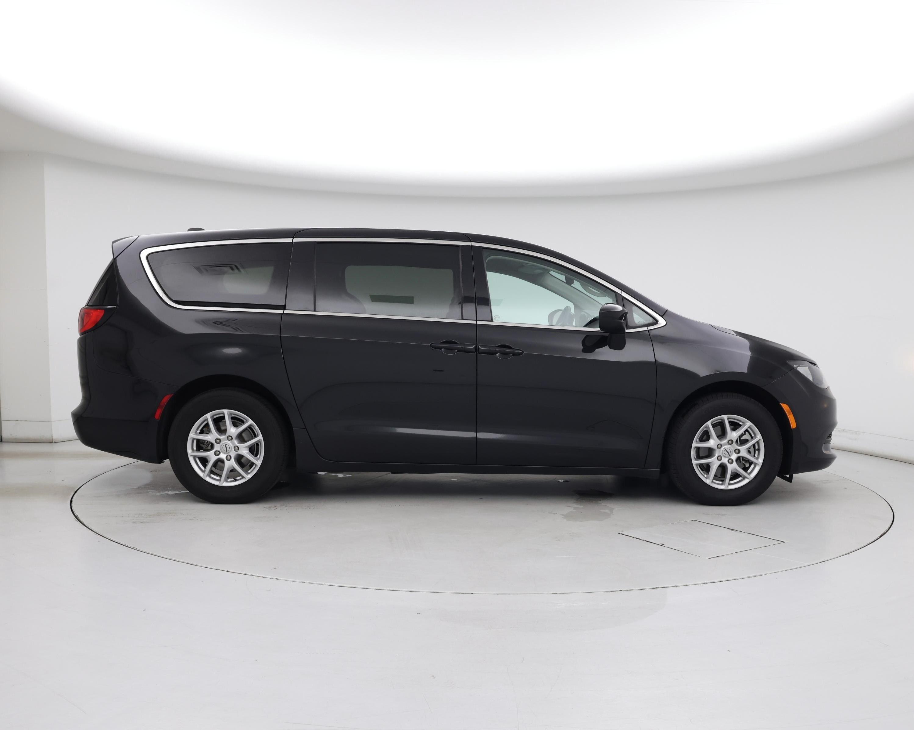 Thumbnail: 2023 Chrysler Voyager - 7