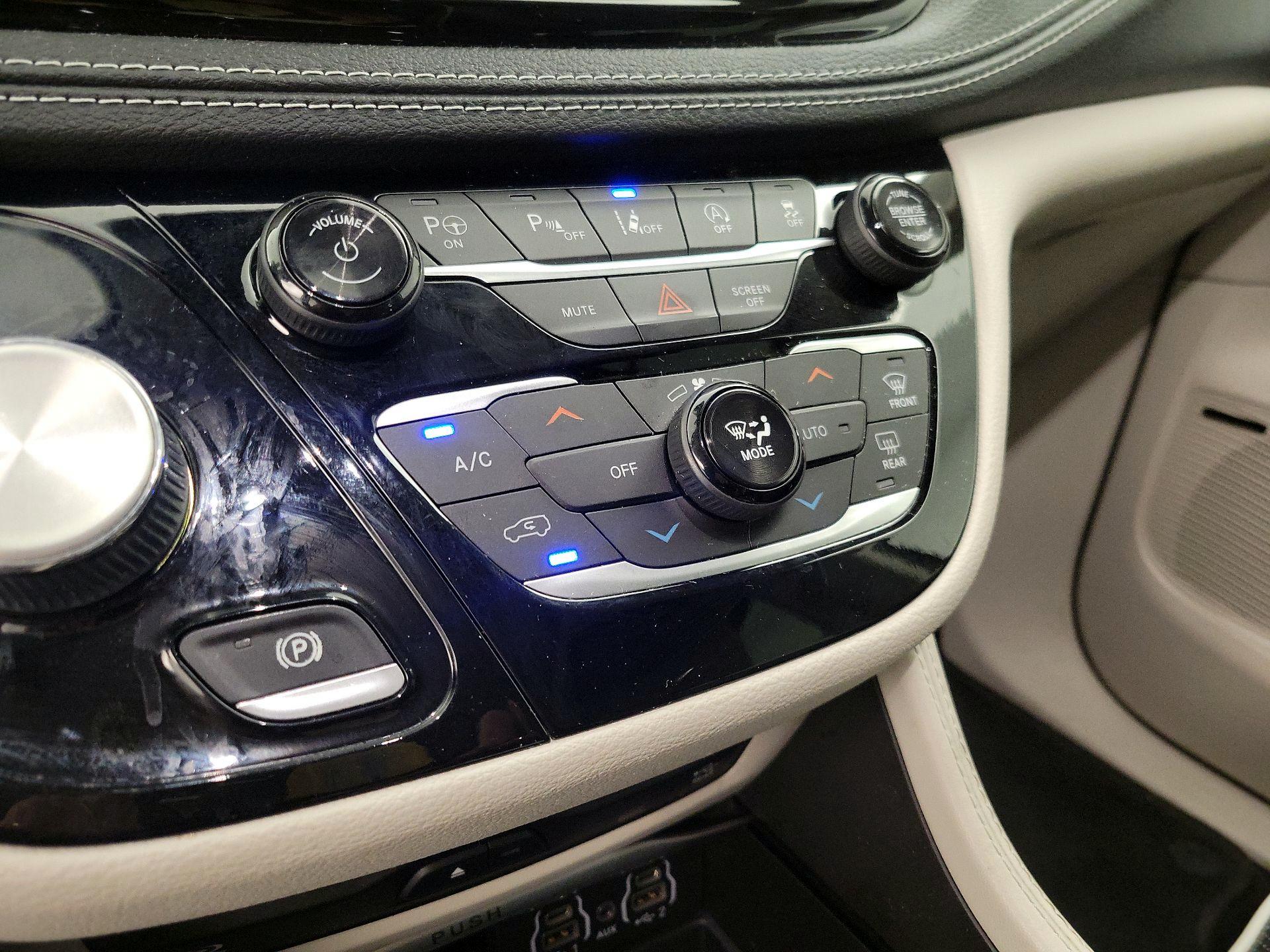 Thumbnail: 2022 Chrysler Pacifica - 17