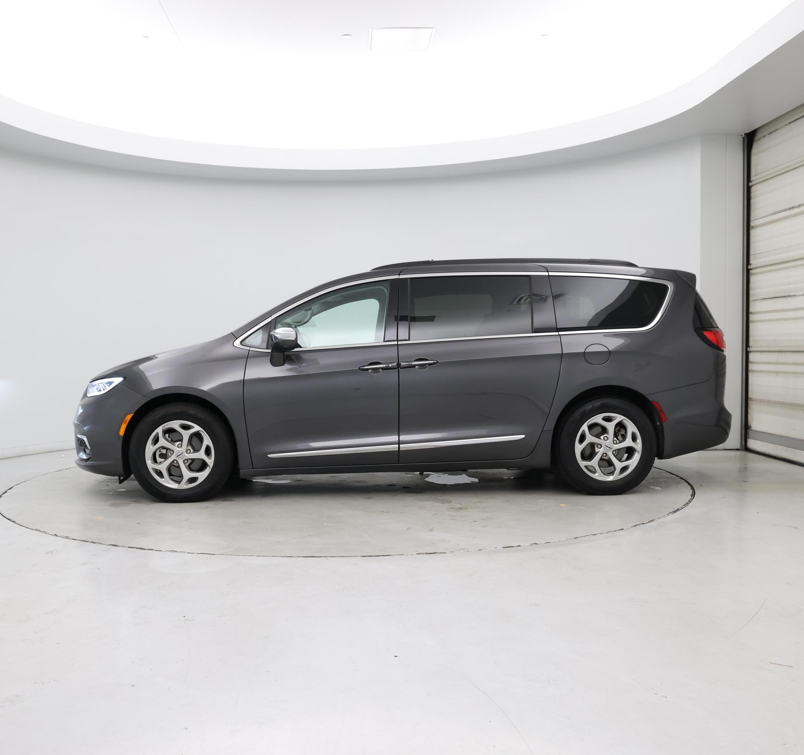 Thumbnail: 2022 Chrysler Pacifica - 3