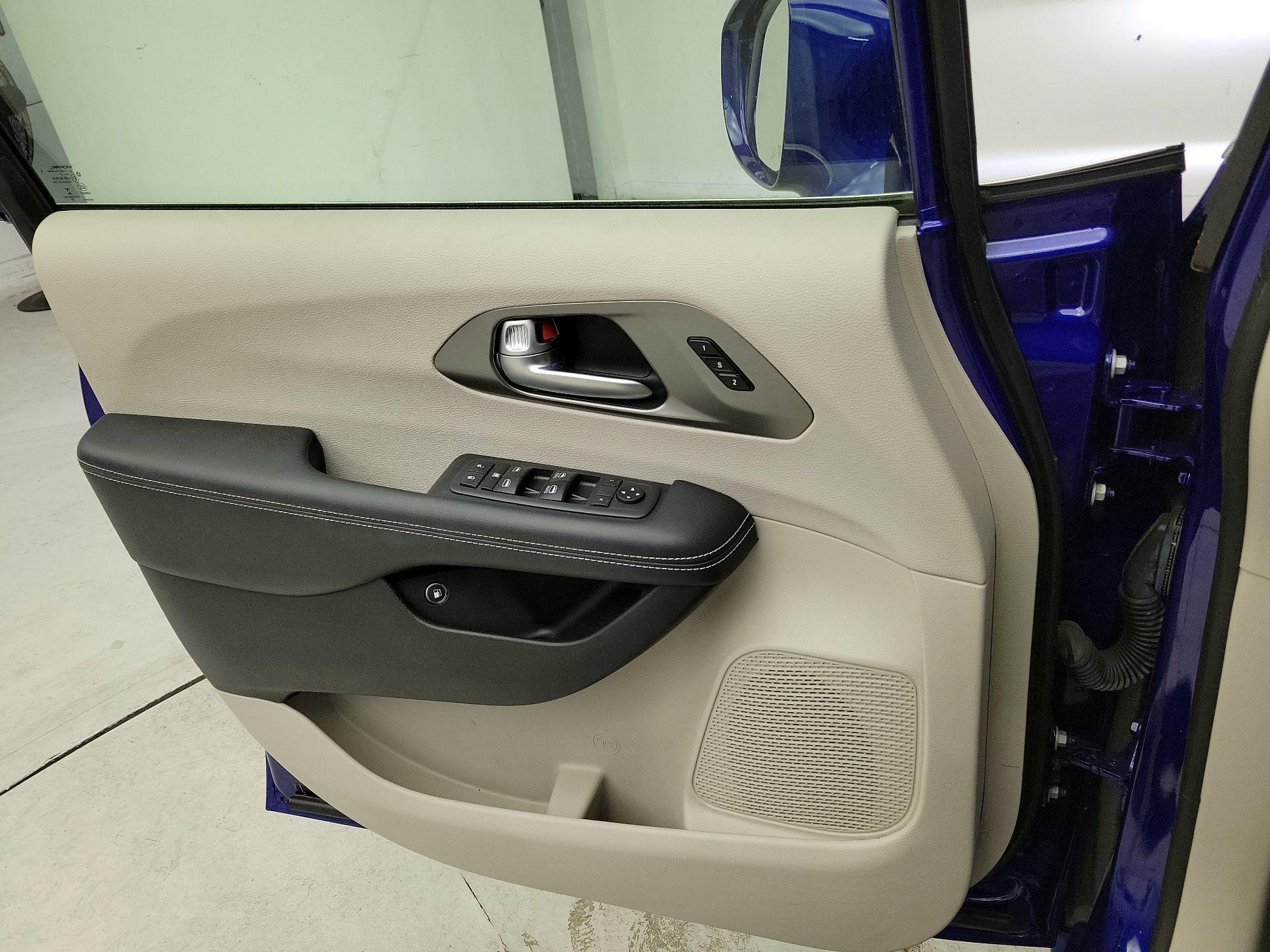 Thumbnail: 2021 Chrysler Pacifica - 12