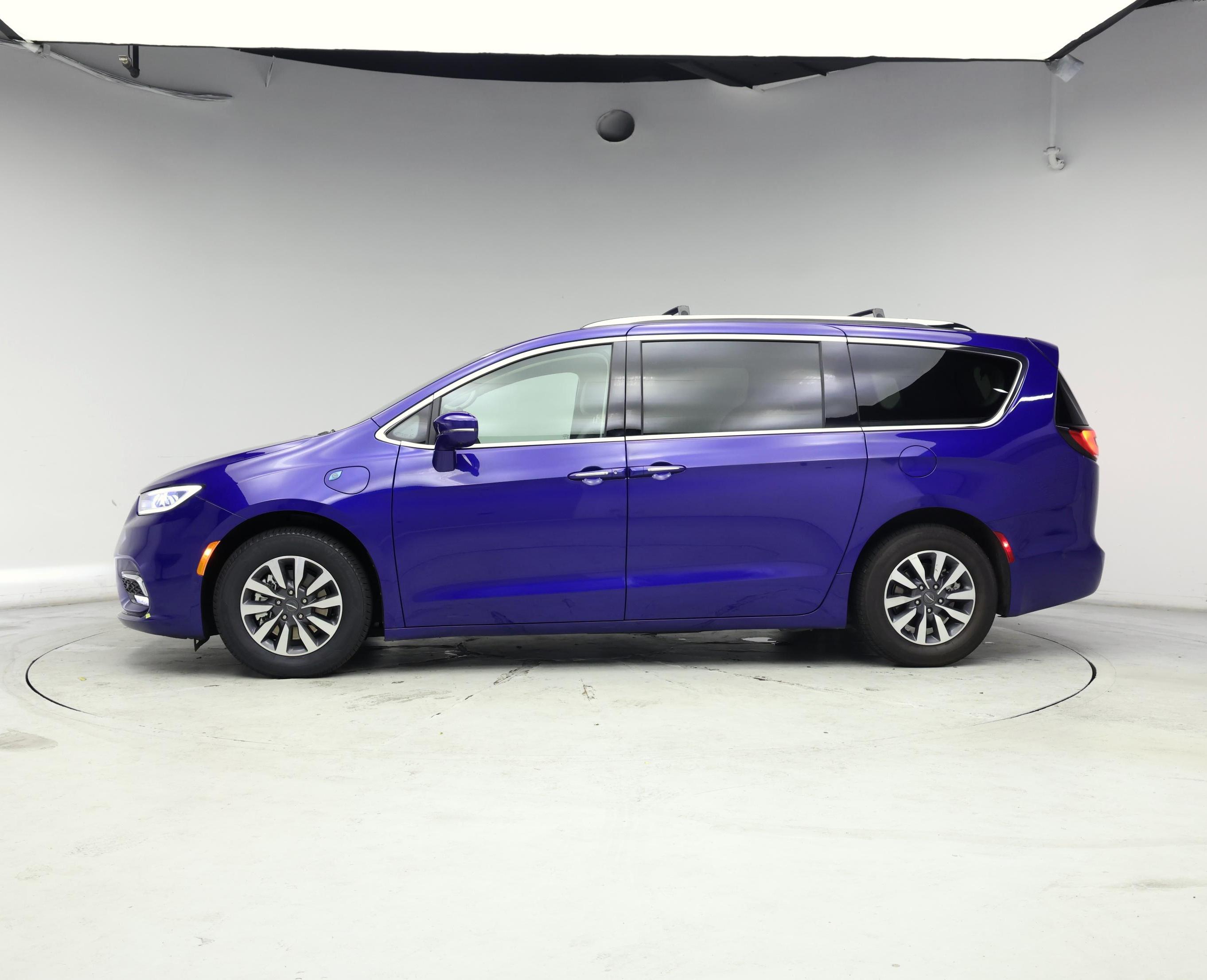Thumbnail: 2021 Chrysler Pacifica - 3