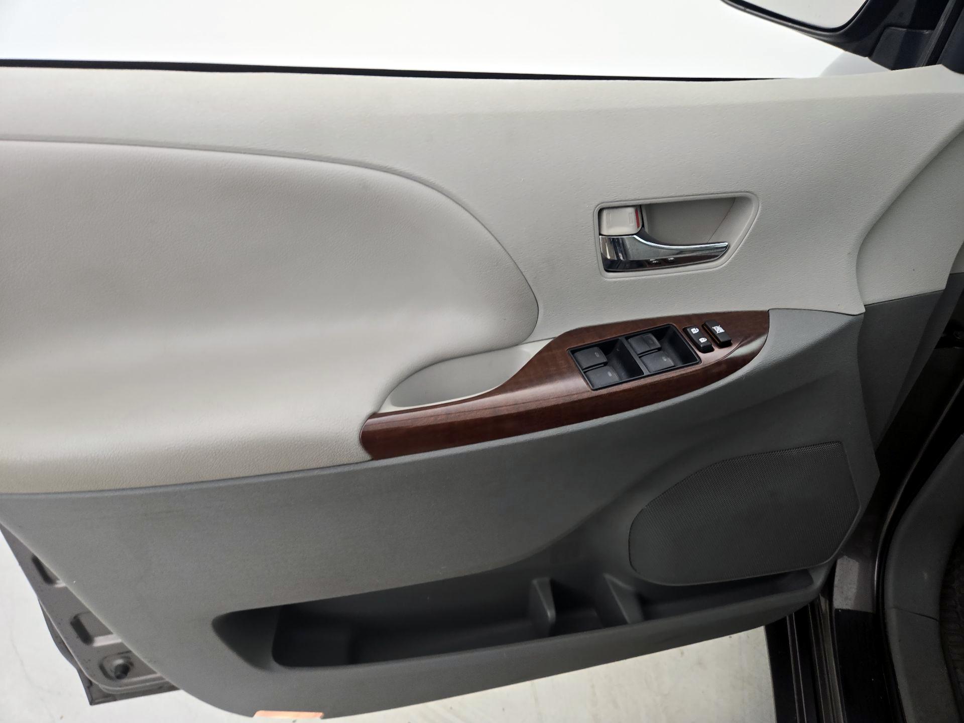 Thumbnail: 2013 Toyota Sienna - 12