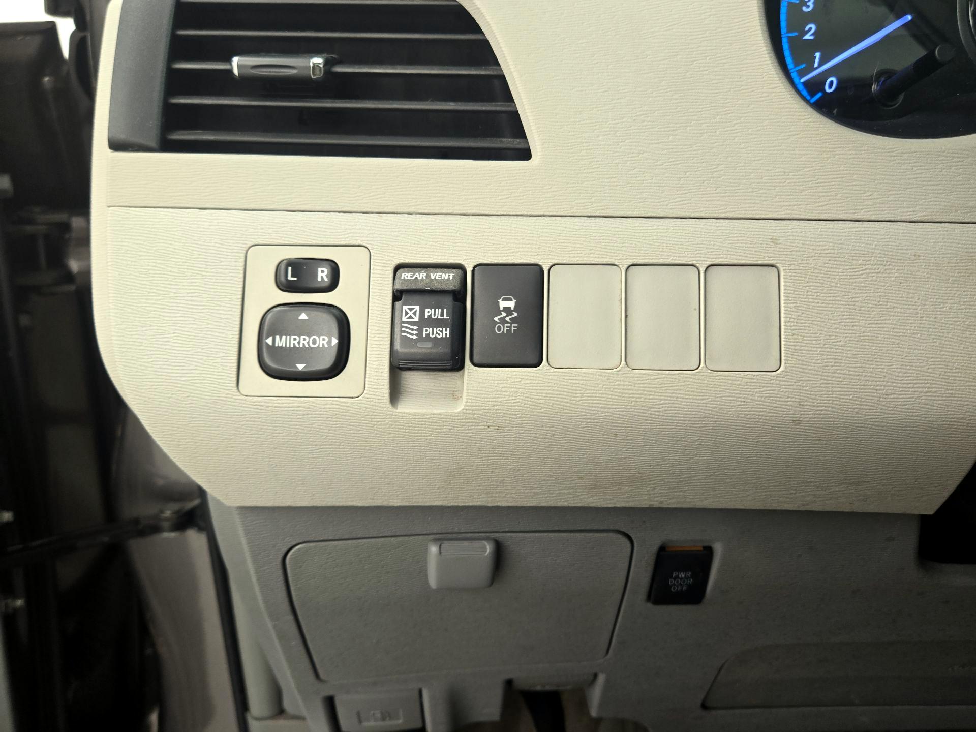 Thumbnail: 2013 Toyota Sienna - 13
