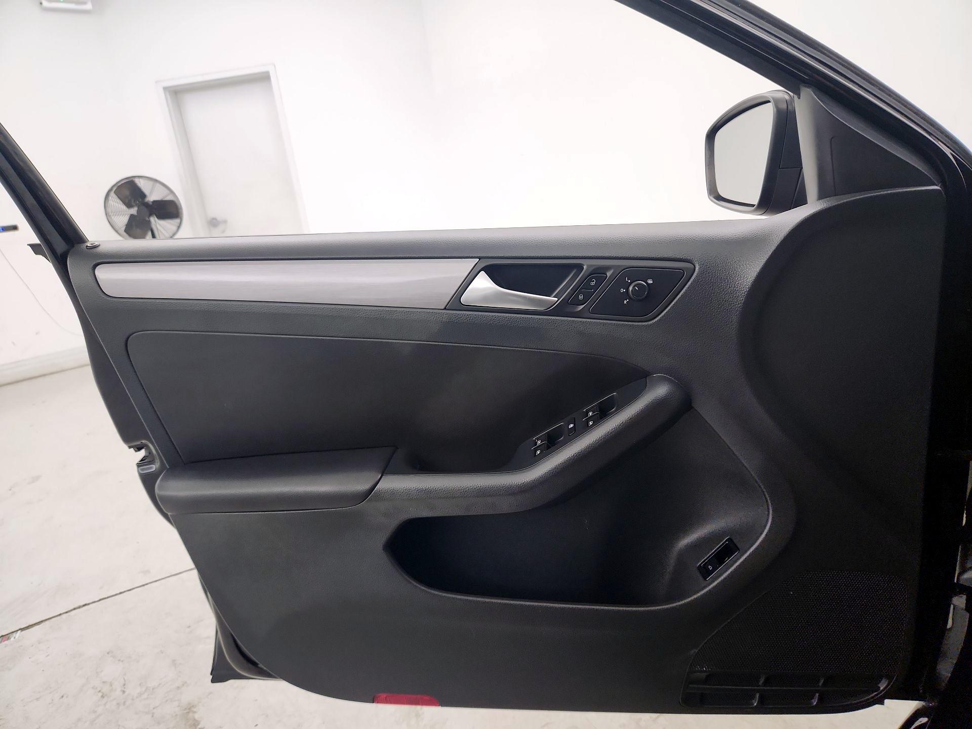 Thumbnail: 2016 Volkswagen Jetta - 12